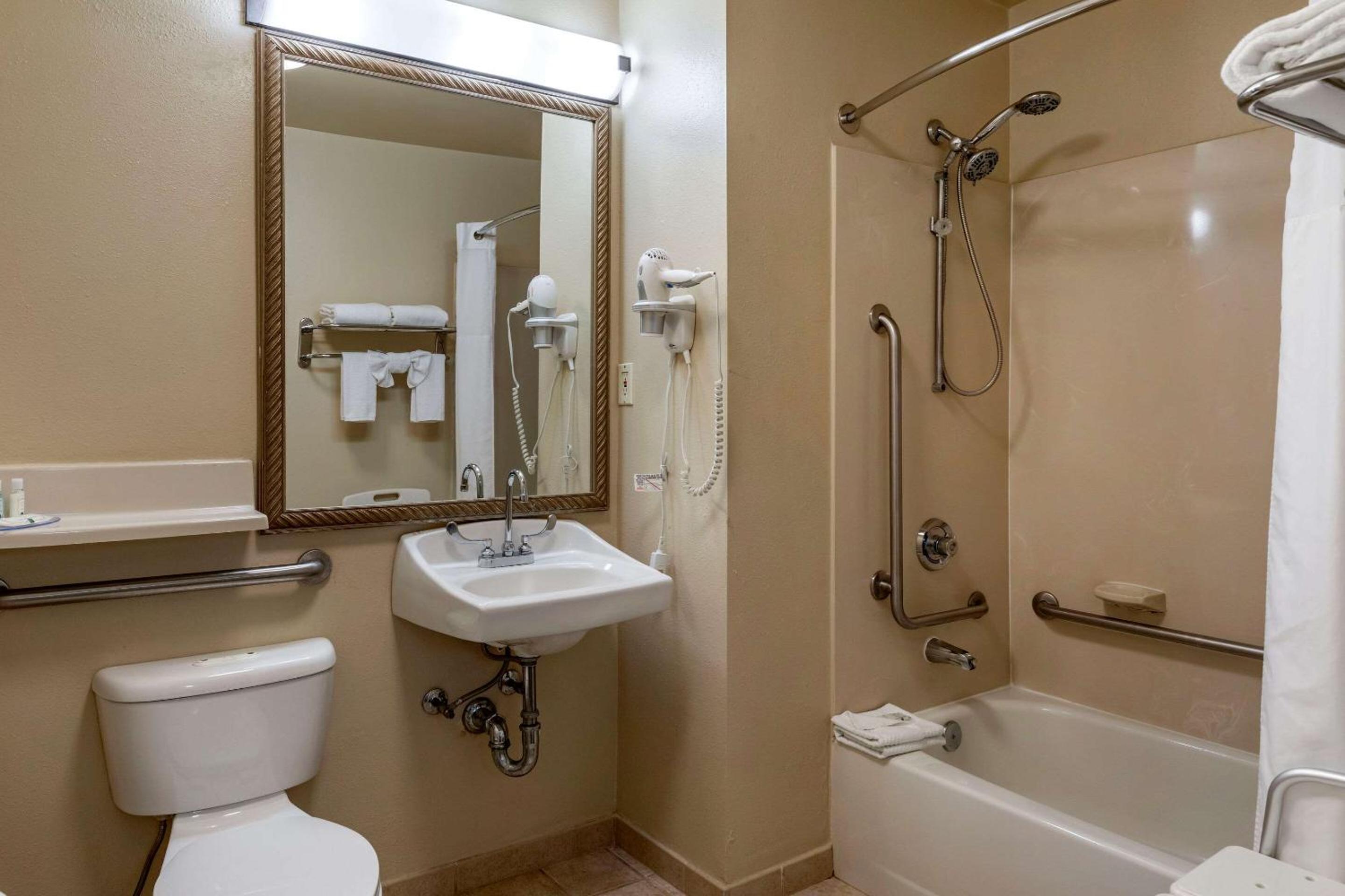 Deluxe Room, 1 King Bed, Accessible Tub, Non Smoking photo 2