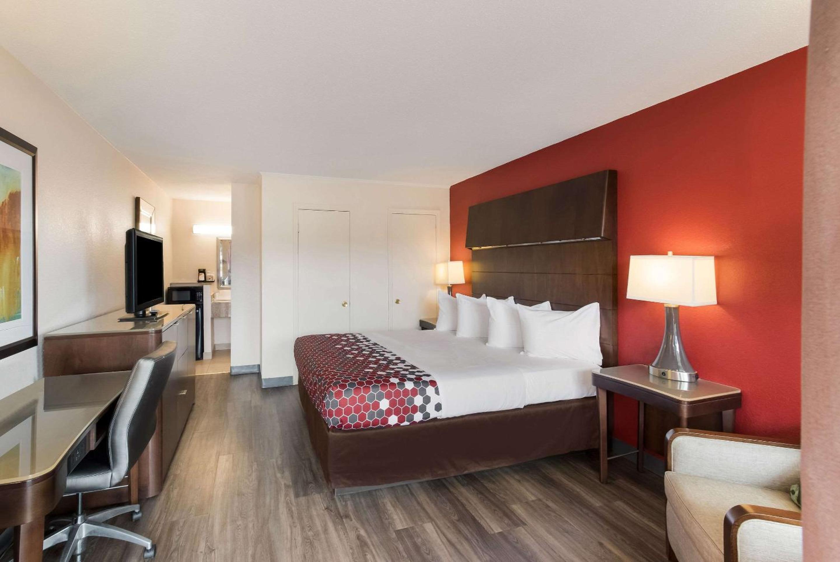 King Room - Non-Smoking - Photo 2