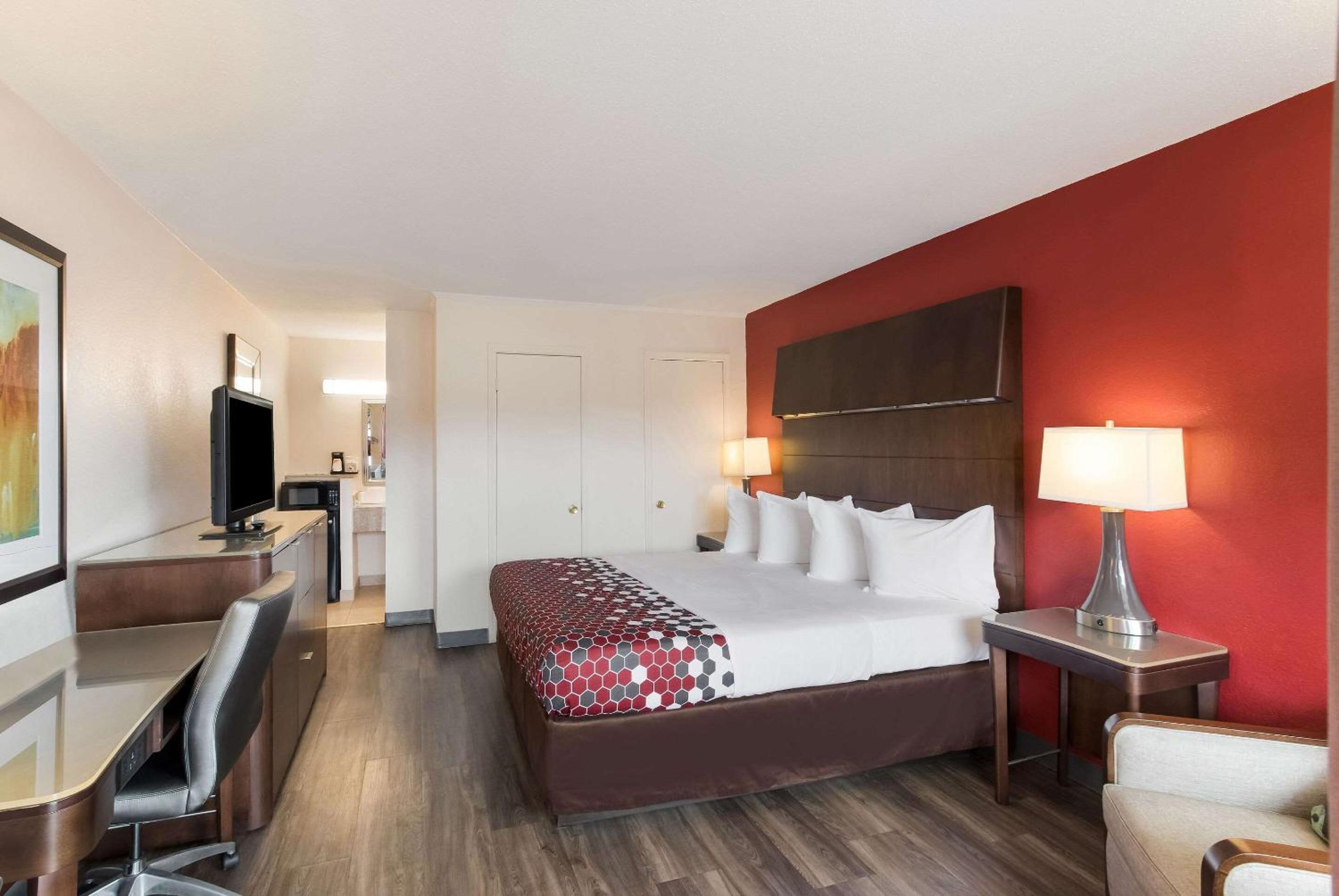 King Room - Non-Smoking - Photo 1