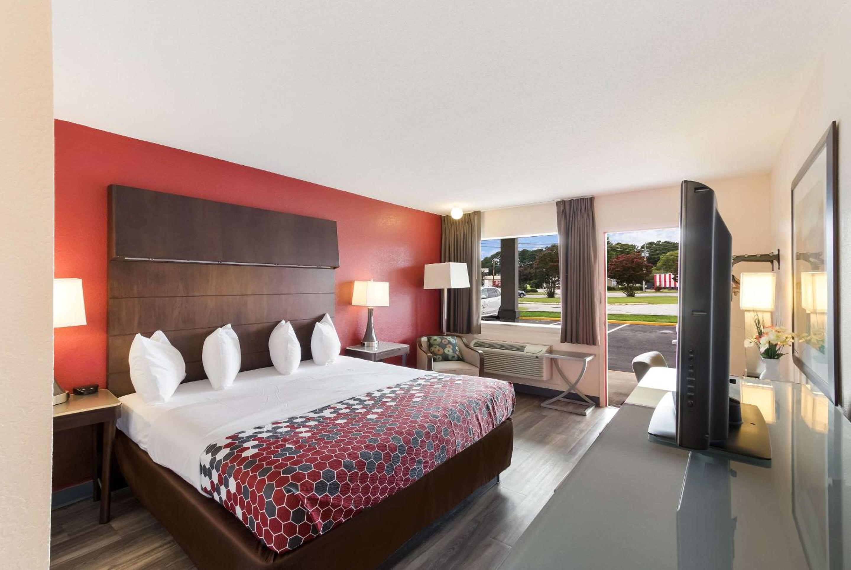 King Room - Non-Smoking - Photo 3