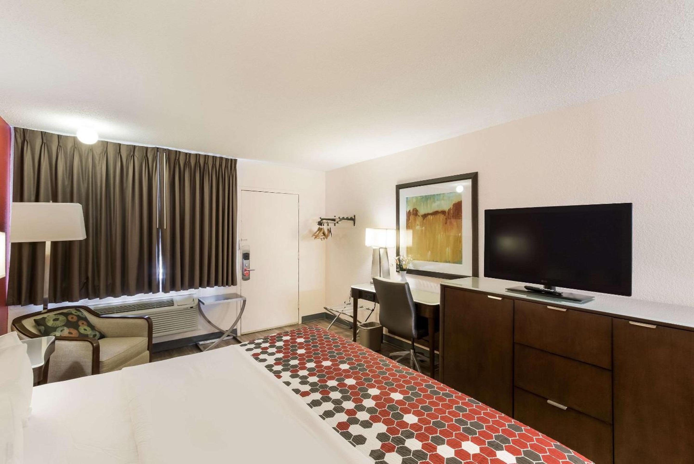 King Room - Non-Smoking - Photo 5