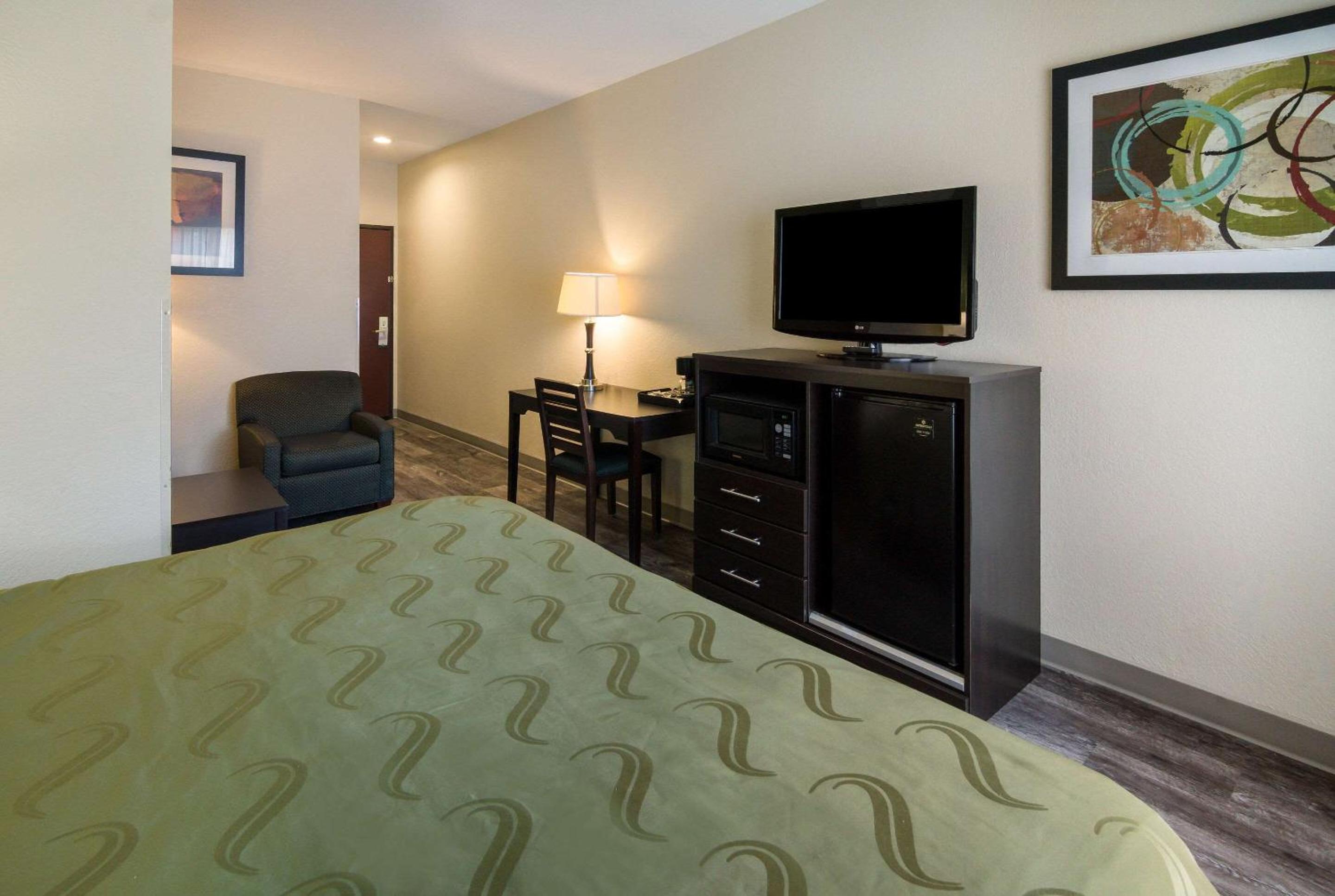 King Suite - Non-Smoking - Photo 5