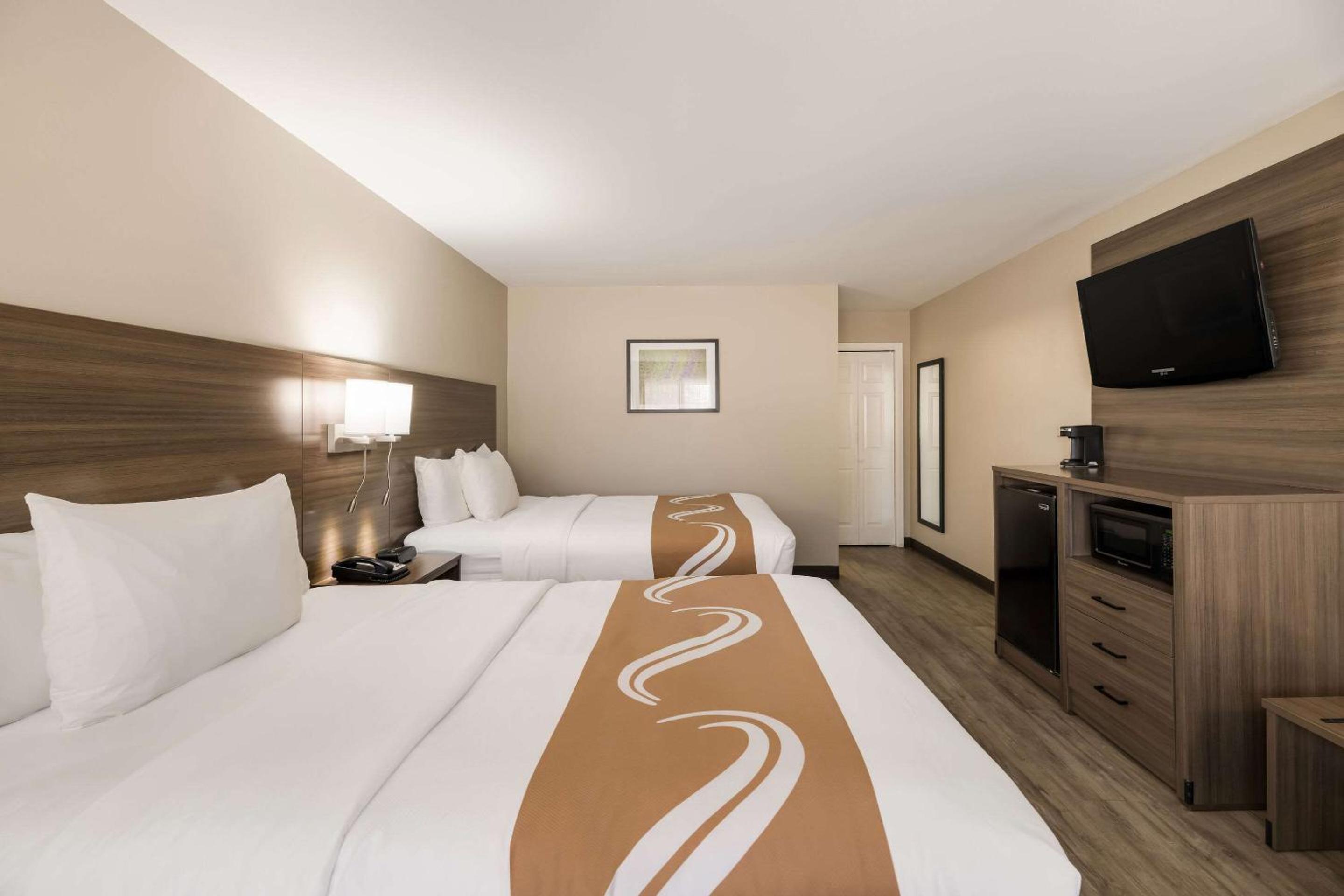 Double Room with Two Double Beds - Non-Smoking - Photo 9