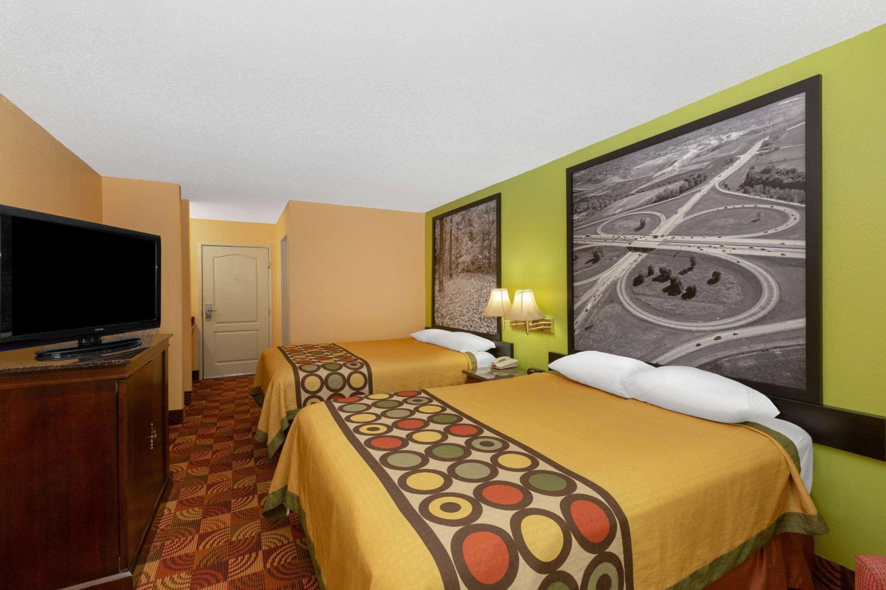 Queen Room with Two Queen Beds - Non-Smoking - Photo 1