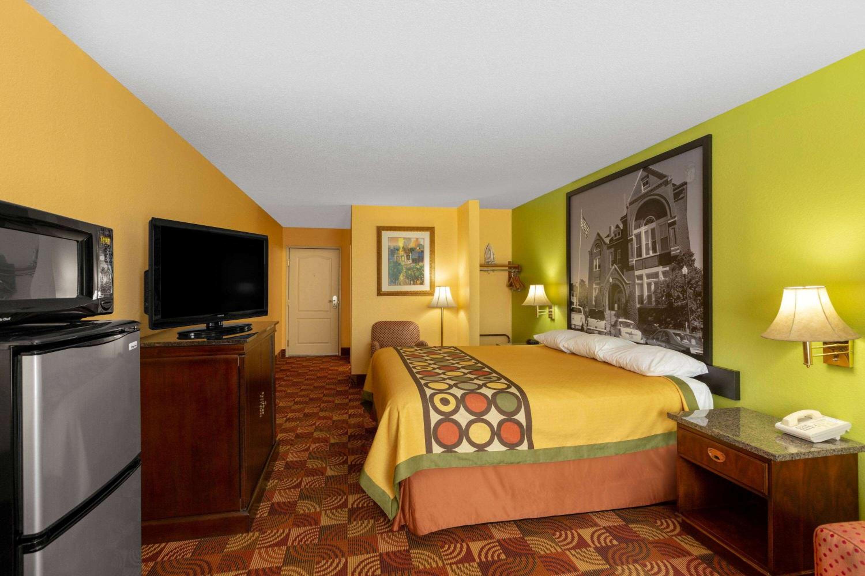 Deluxe King Room - Non-Smoking - Photo 1