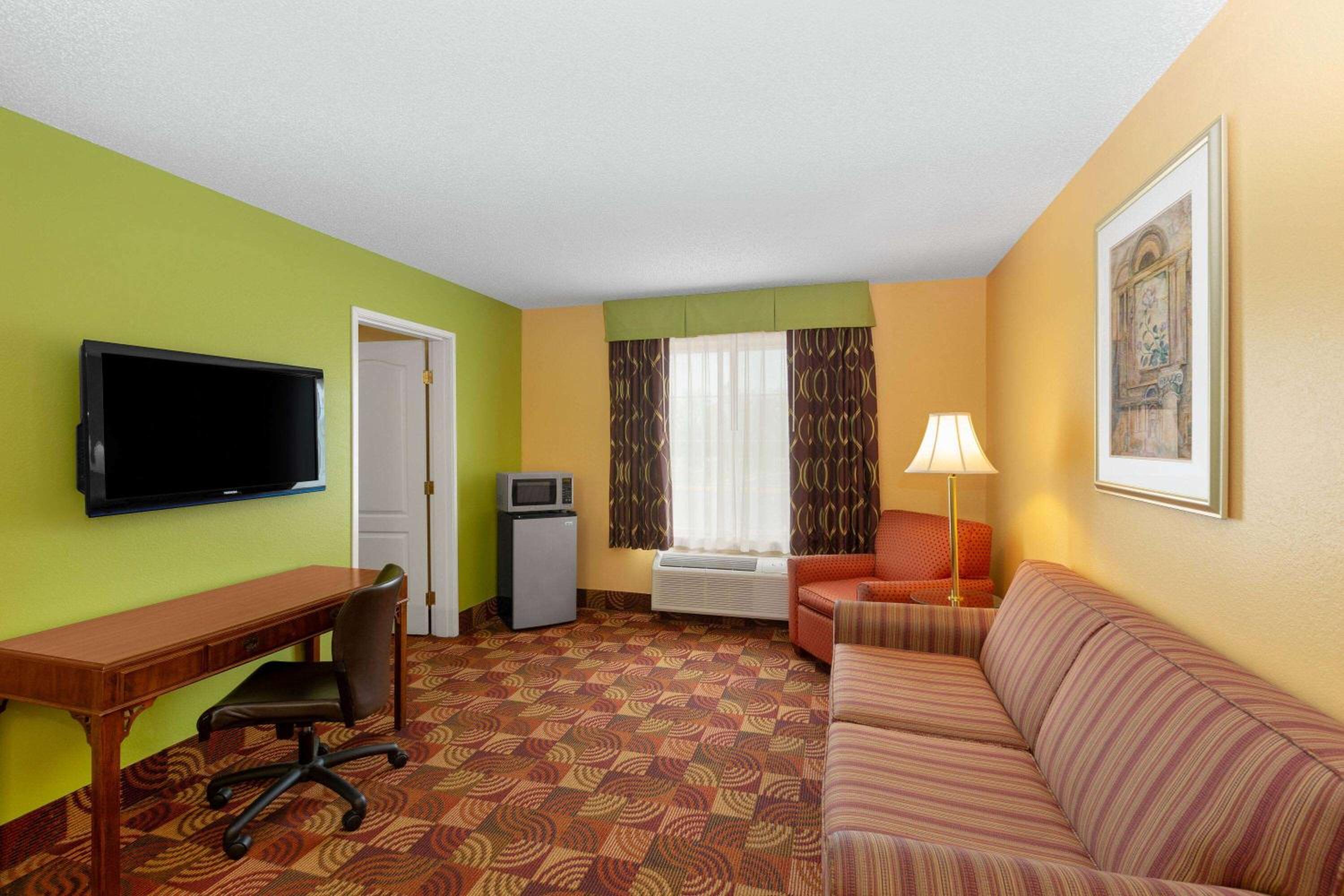 King Suite - Non-Smoking - Photo 2