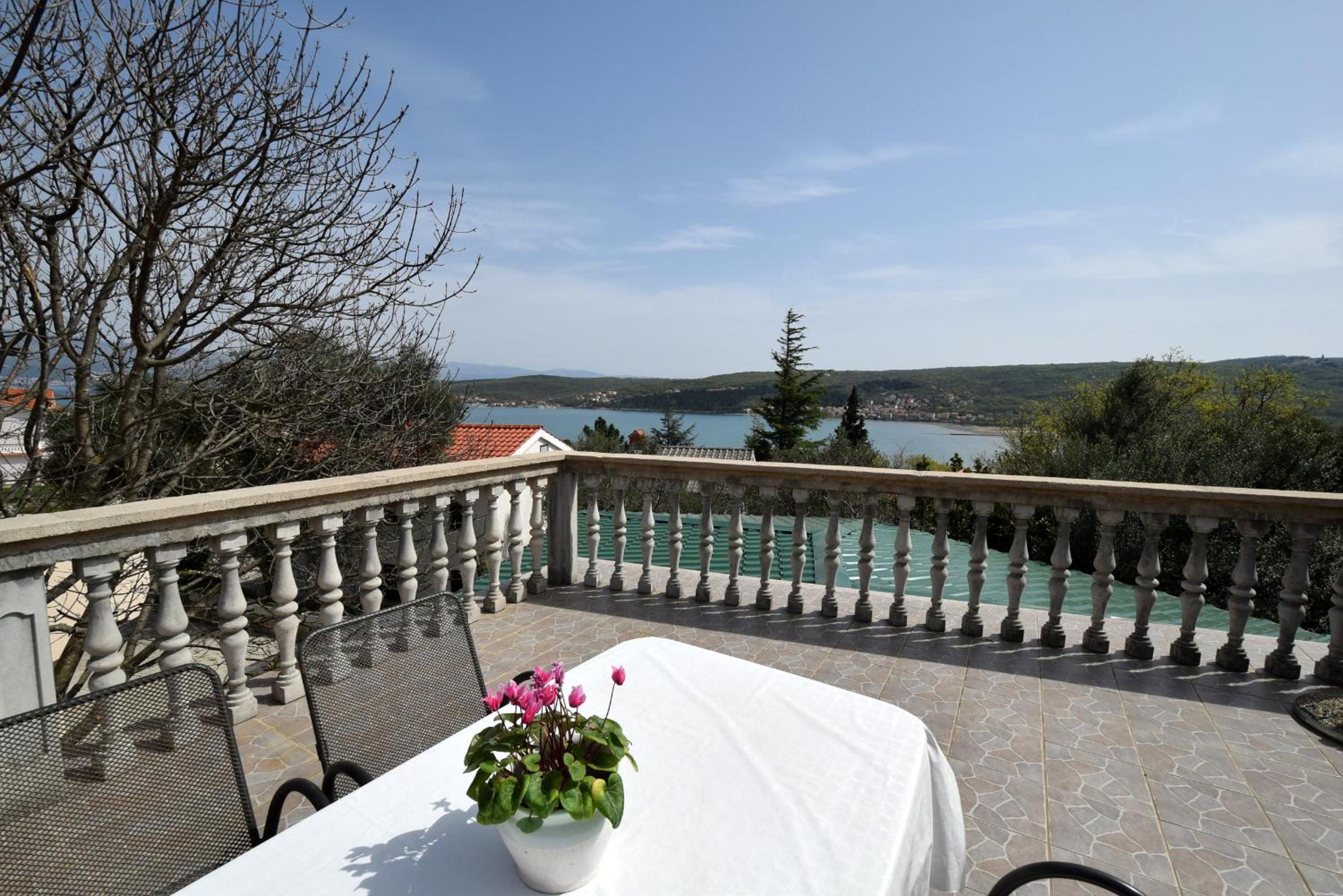 One-Bedroom Apartment with Sea View photo 2