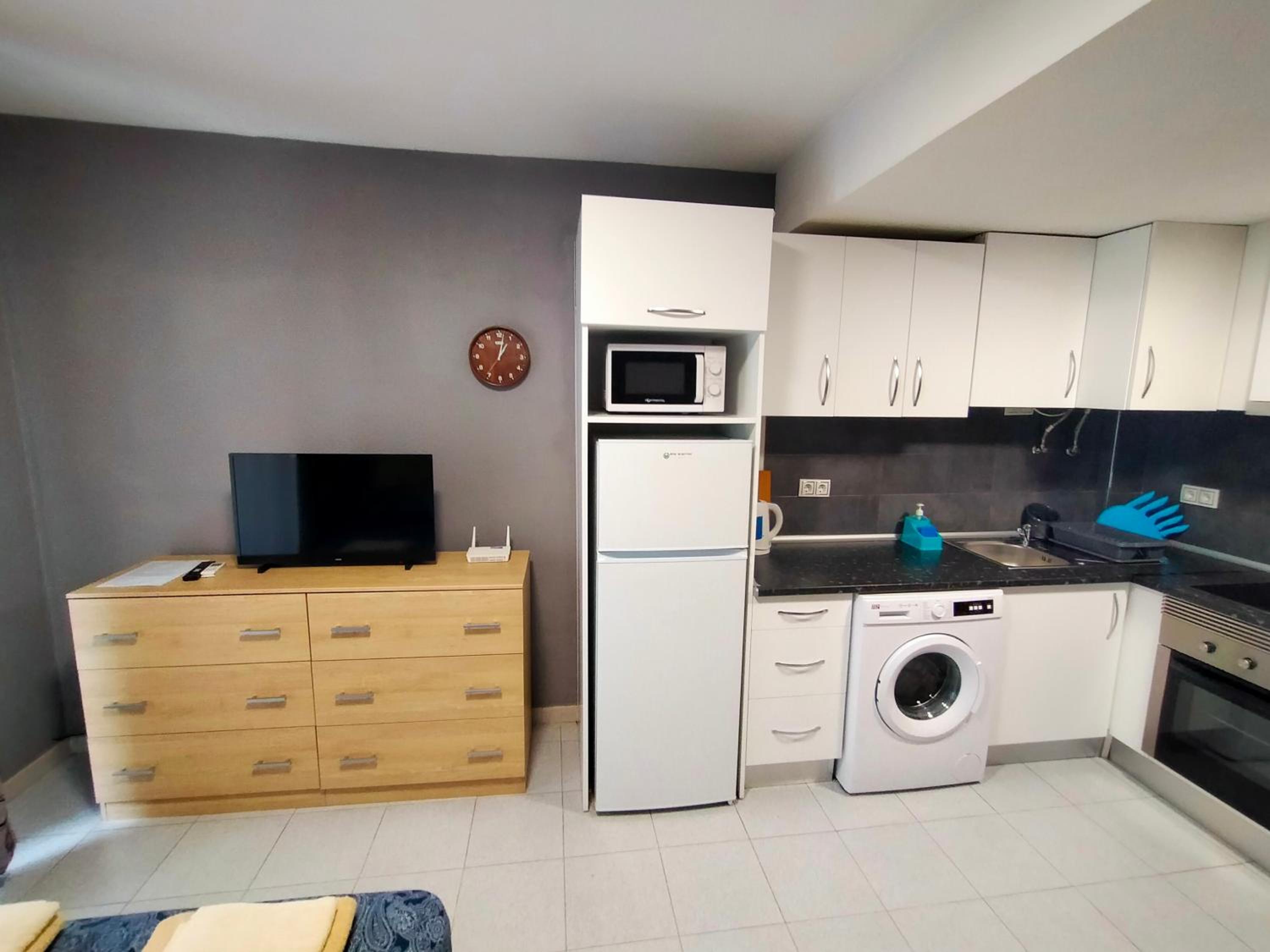 Studio Apartment - Photo 23