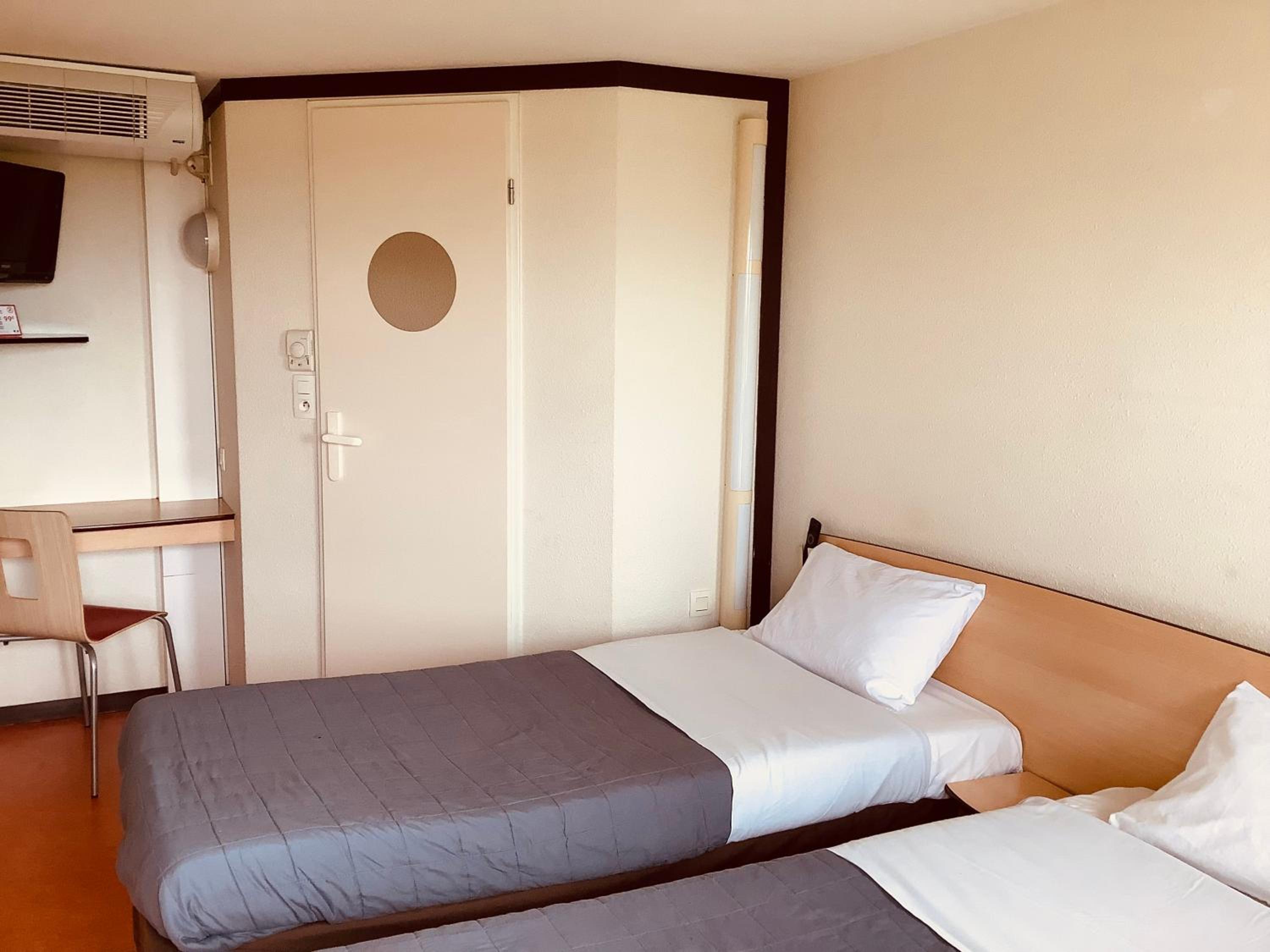 Twin Room - Photo 1