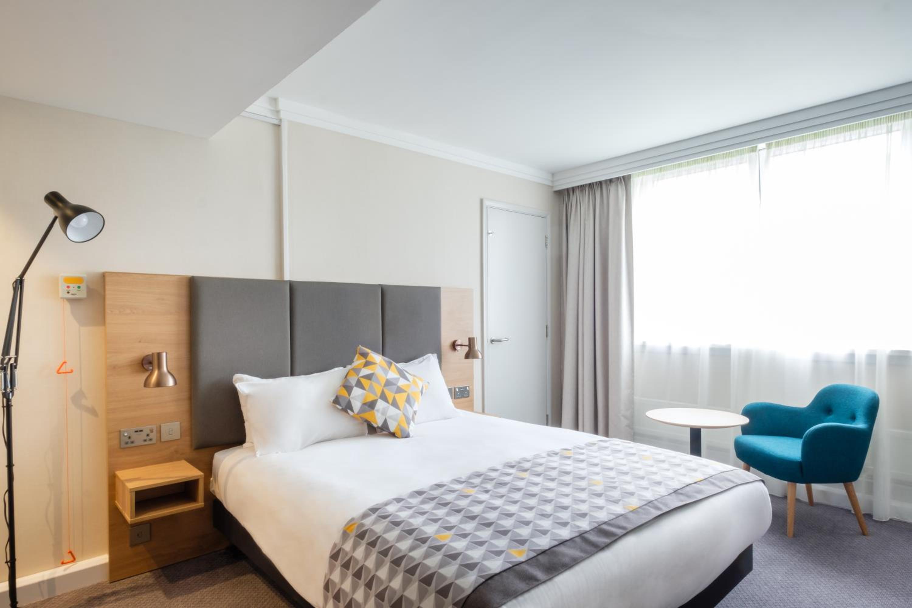 Standard Queen Room - Disability Access - Photo 7