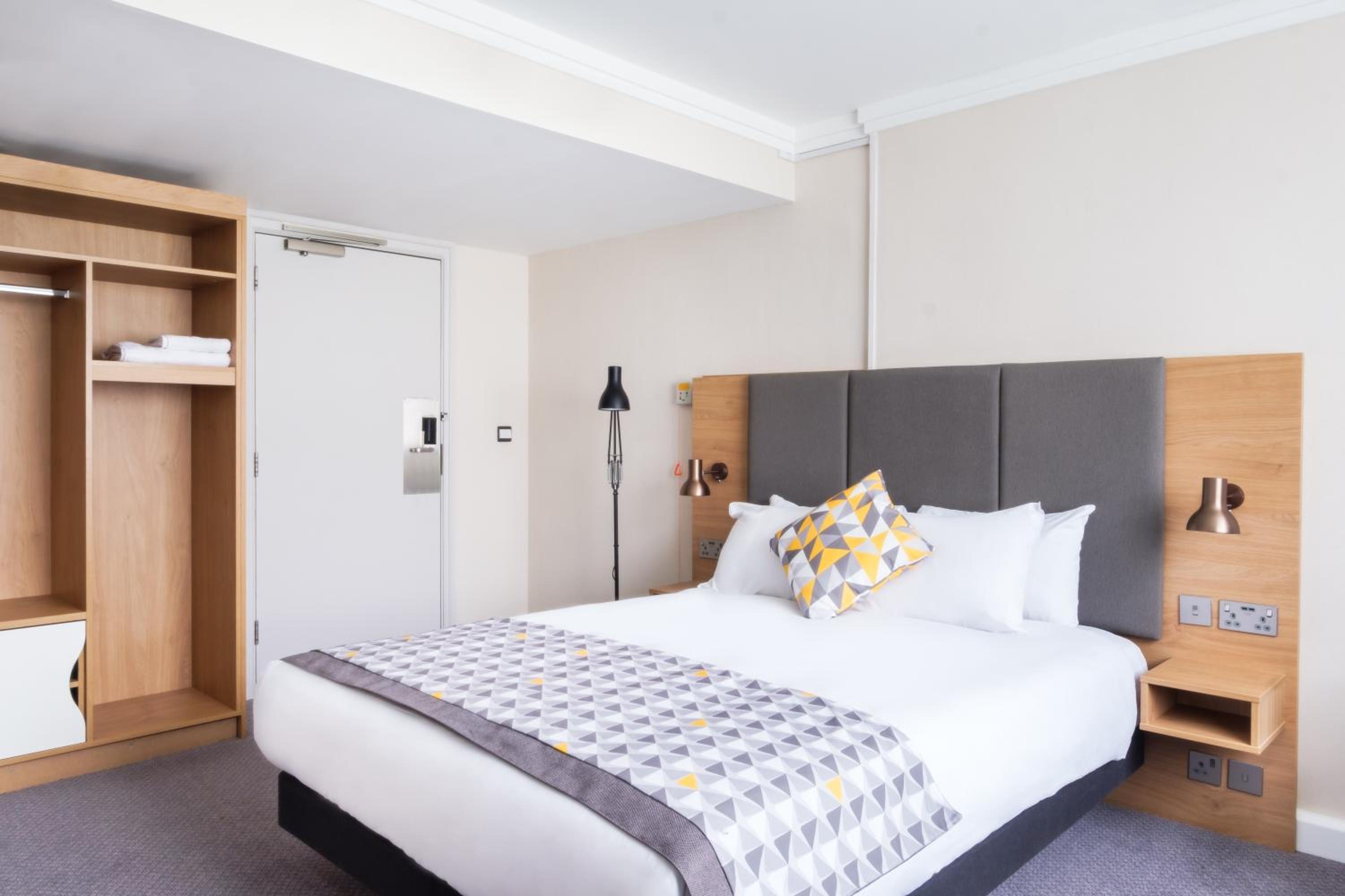 Standard Queen Room - Disability Access - Photo 5