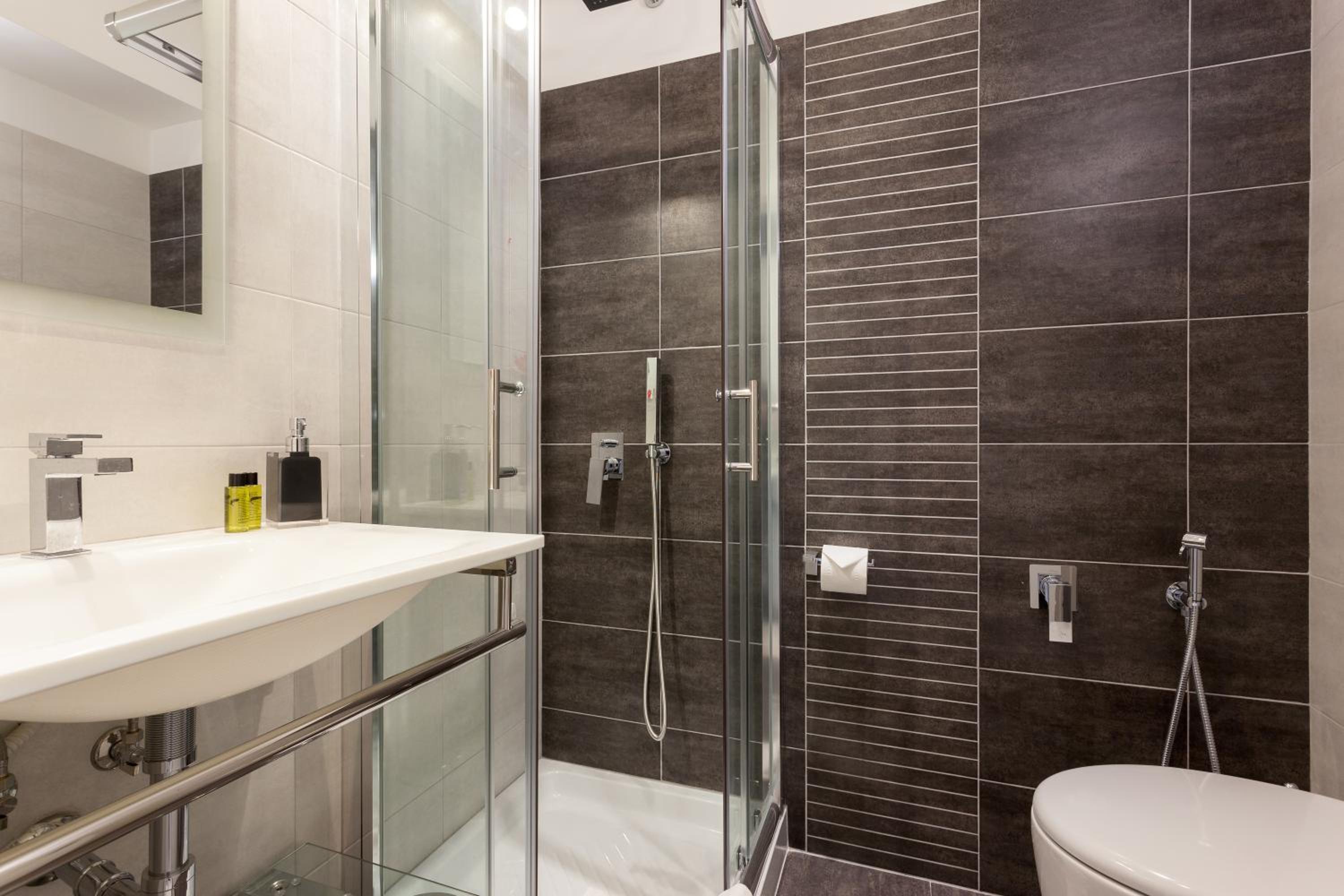 Single Room with Private Bathroom photo 2