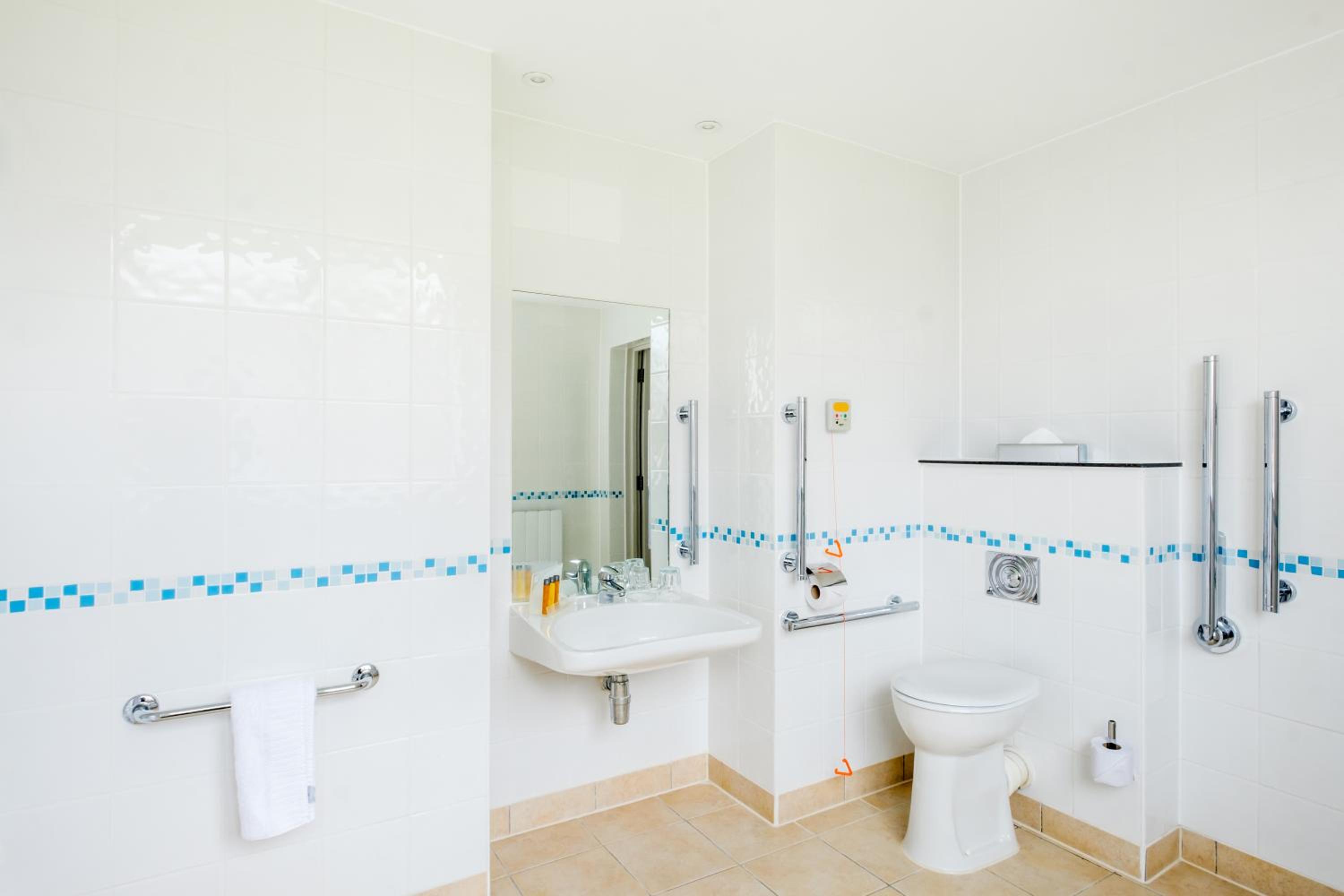 Standard Queen Room - Disability Access - Photo 8
