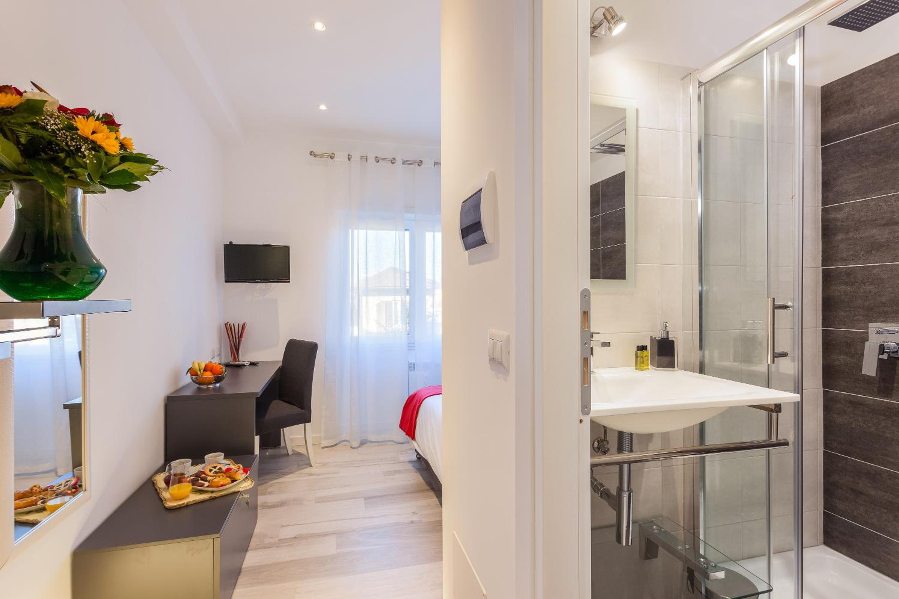 Single Room with Private Bathroom photo 3