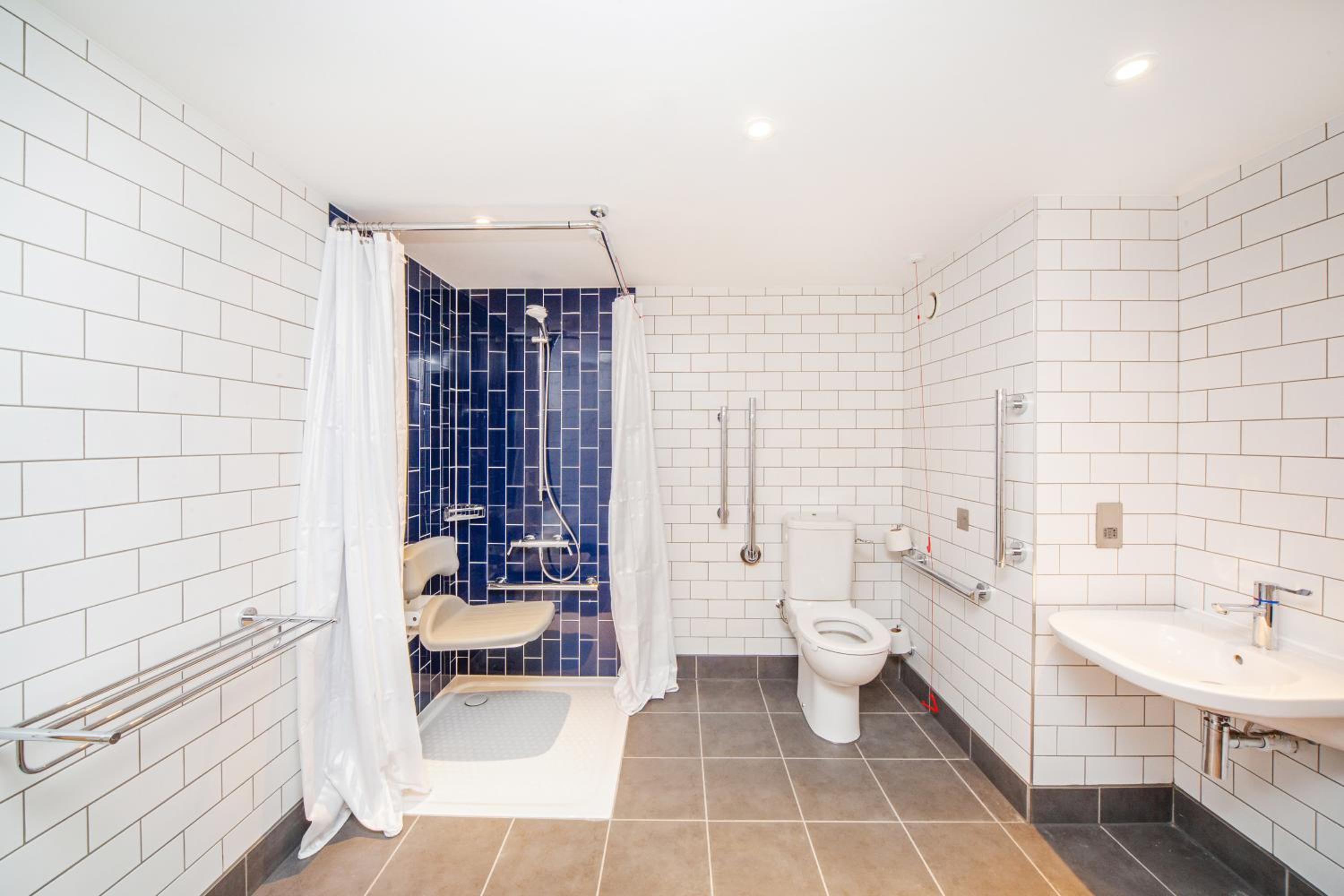 Standard Queen Room with Accessible Walk-In Shower - Photo 5