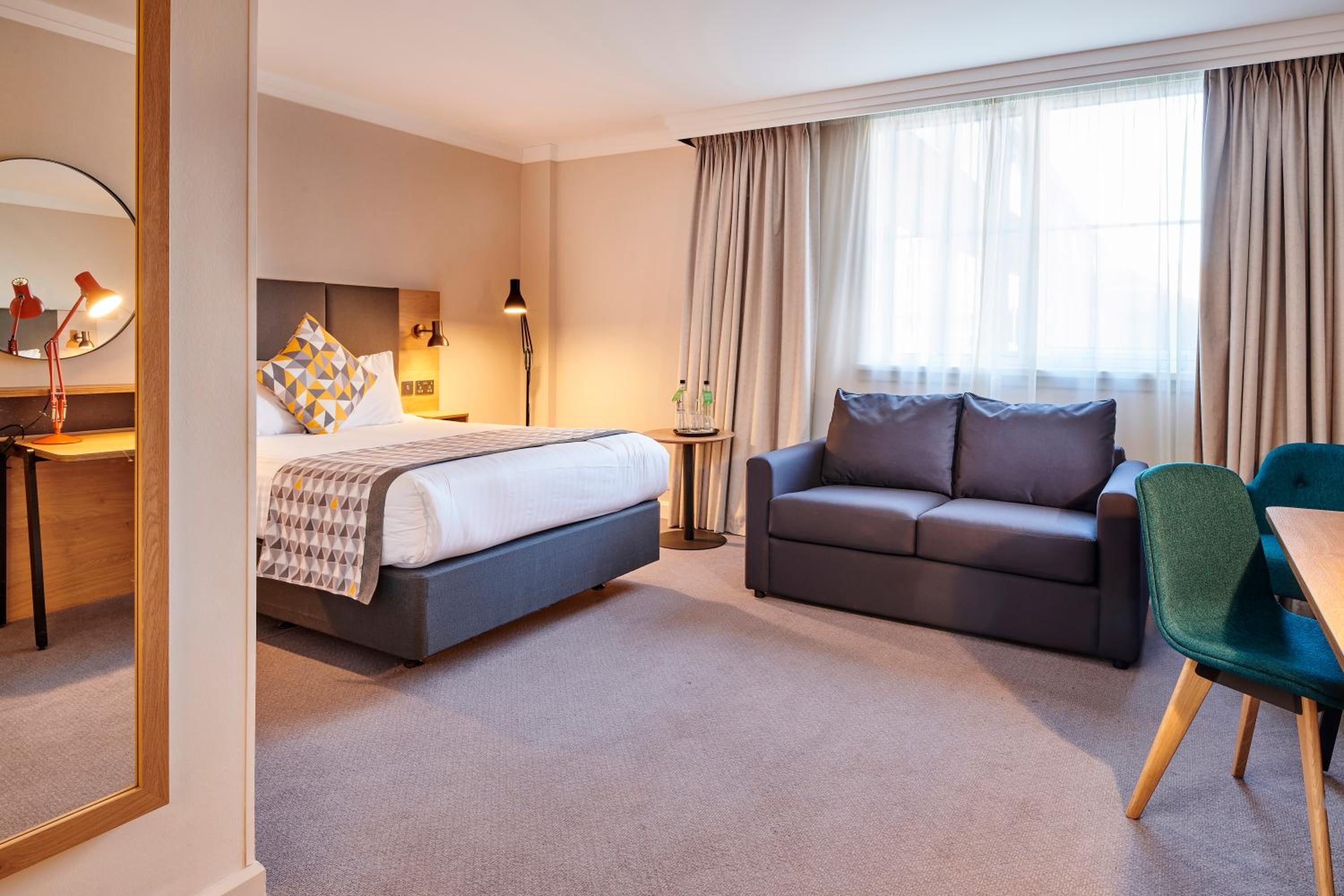 Premium Queen Room with sofa bed - Photo 7