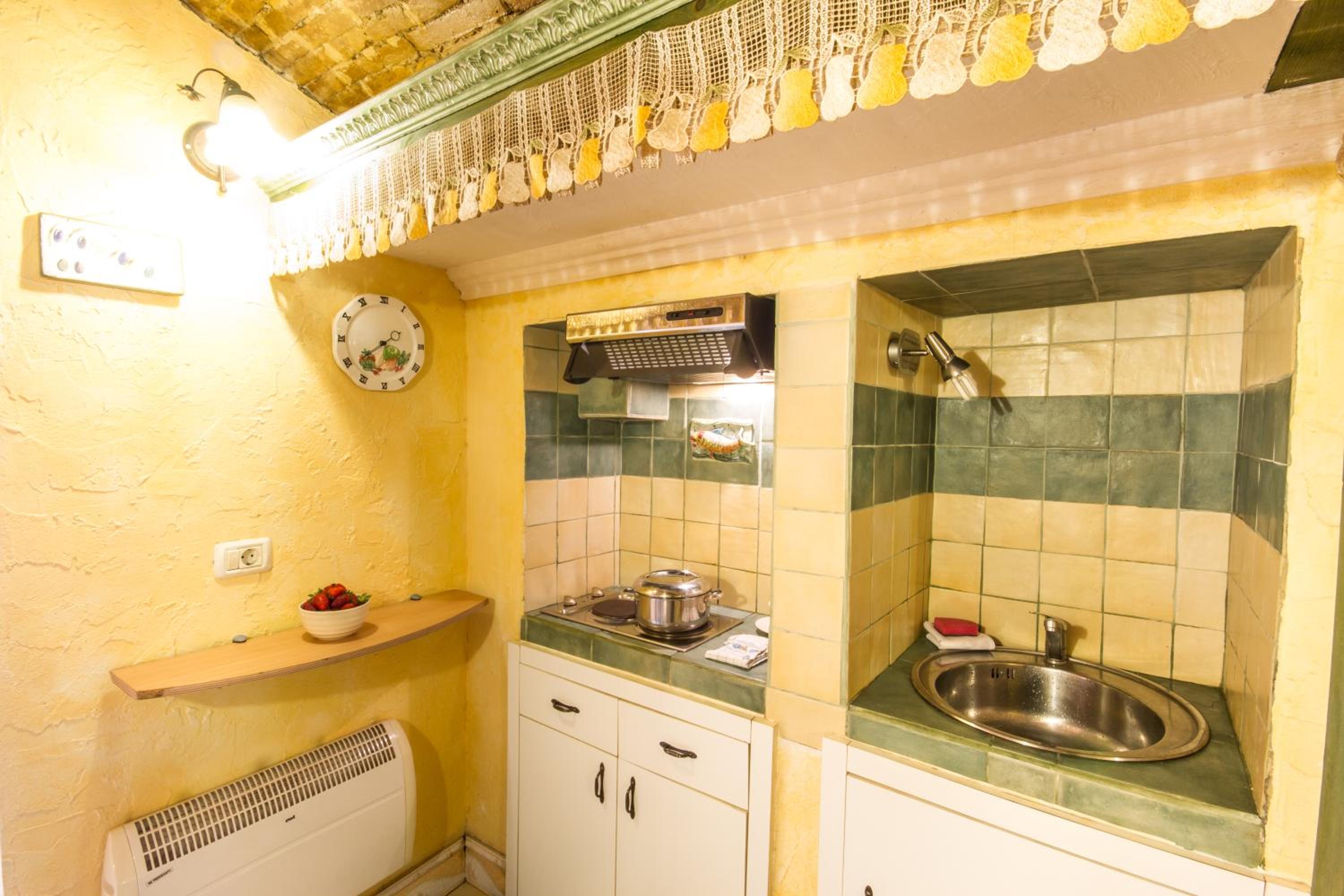 Studio Apartment - Photo 40