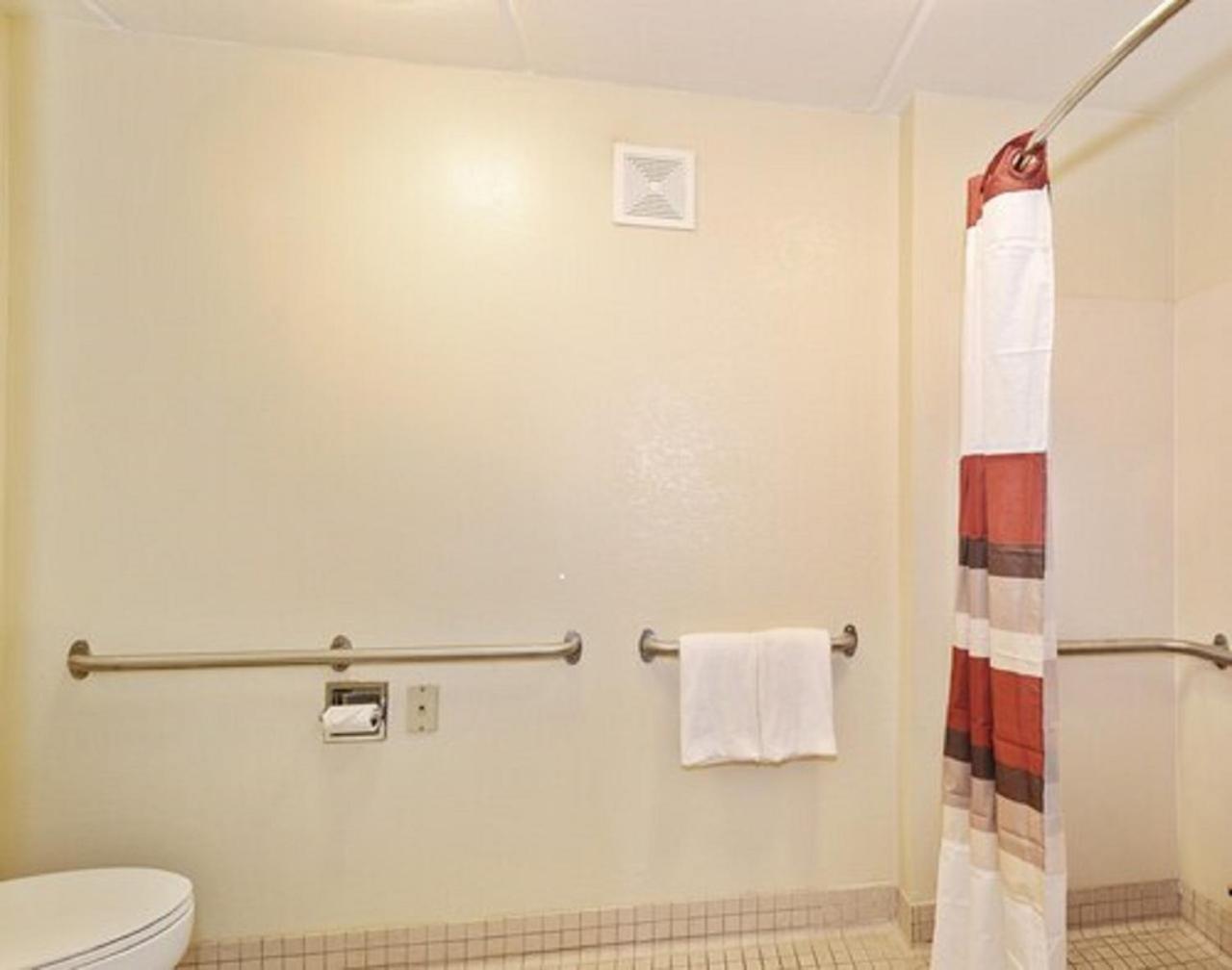 Standard Twin Room - Disability Access/Roll-In Shower Smoke Free photo 2