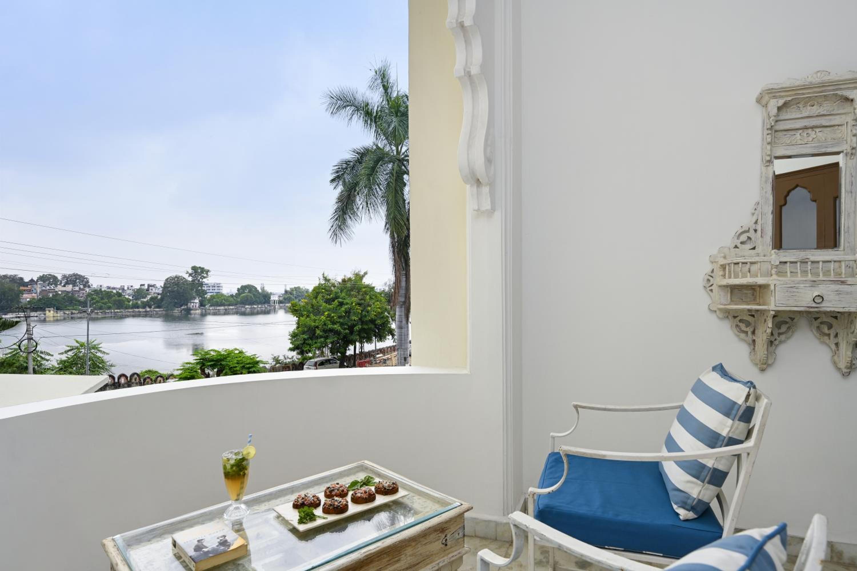 Elephanta Lake view suite with balcony photo 2