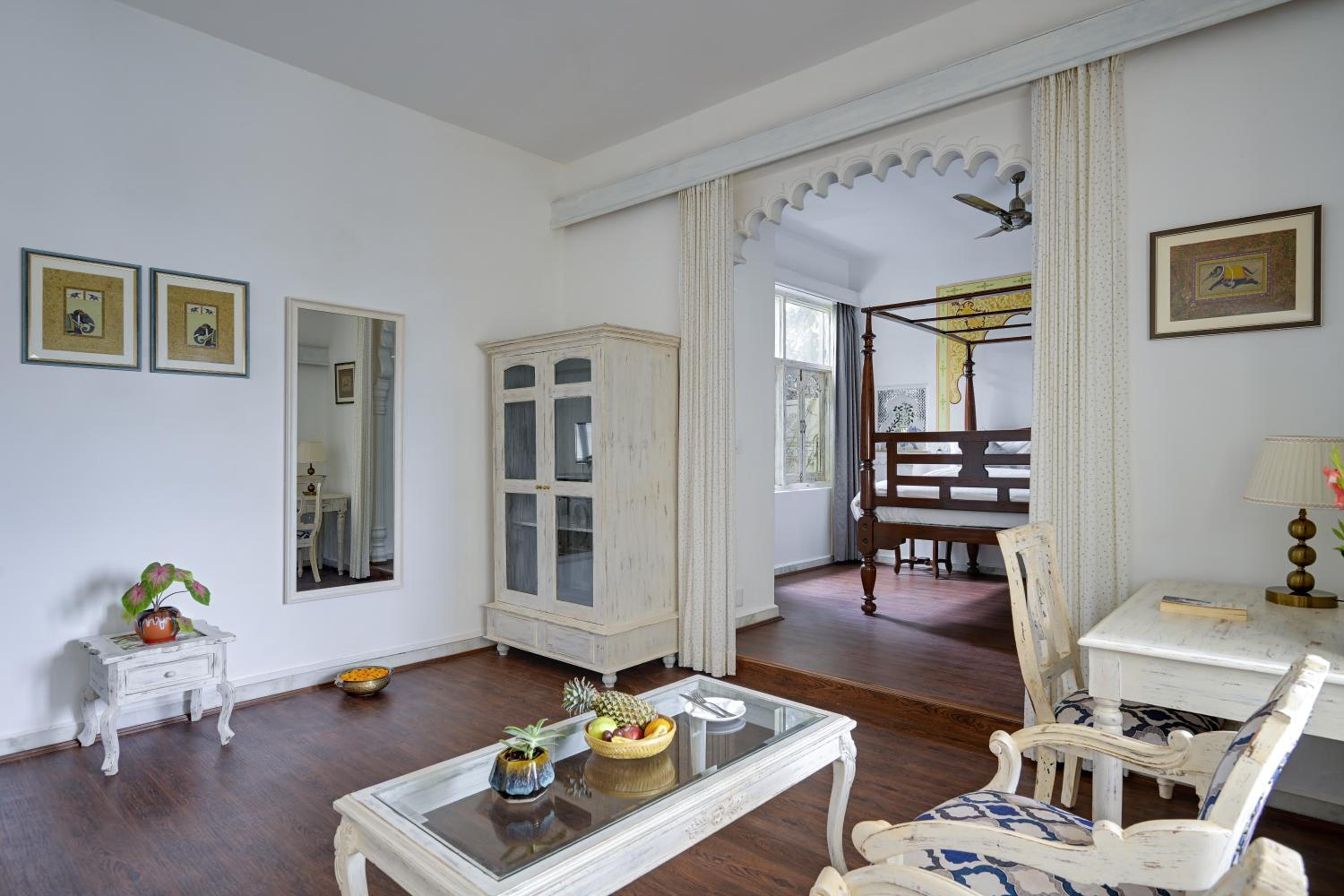Elephanta Lake view suite with balcony photo 3