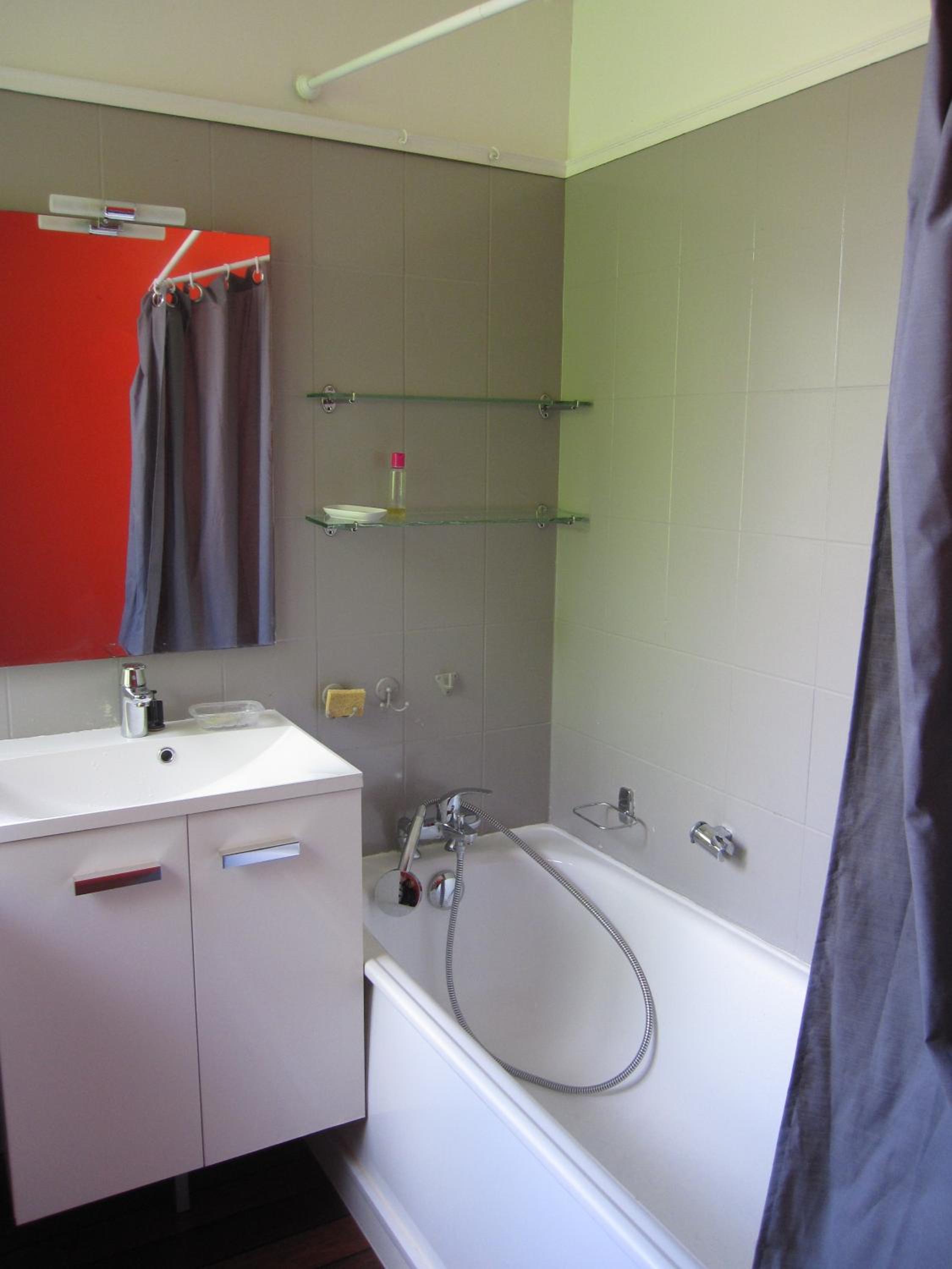 Five-Bedroom House - Photo 5