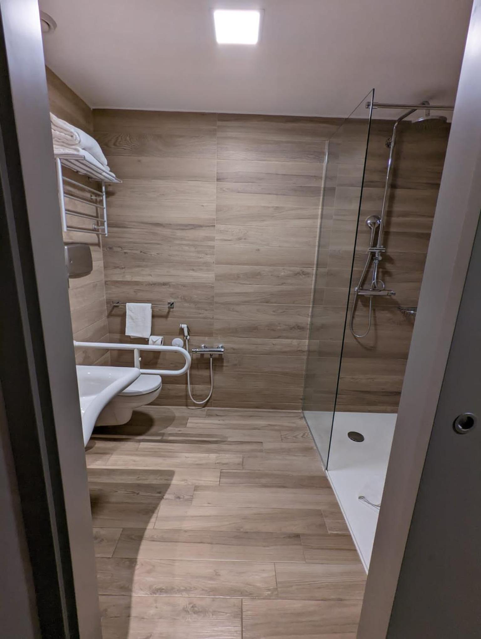 Queen Room - Disability Access