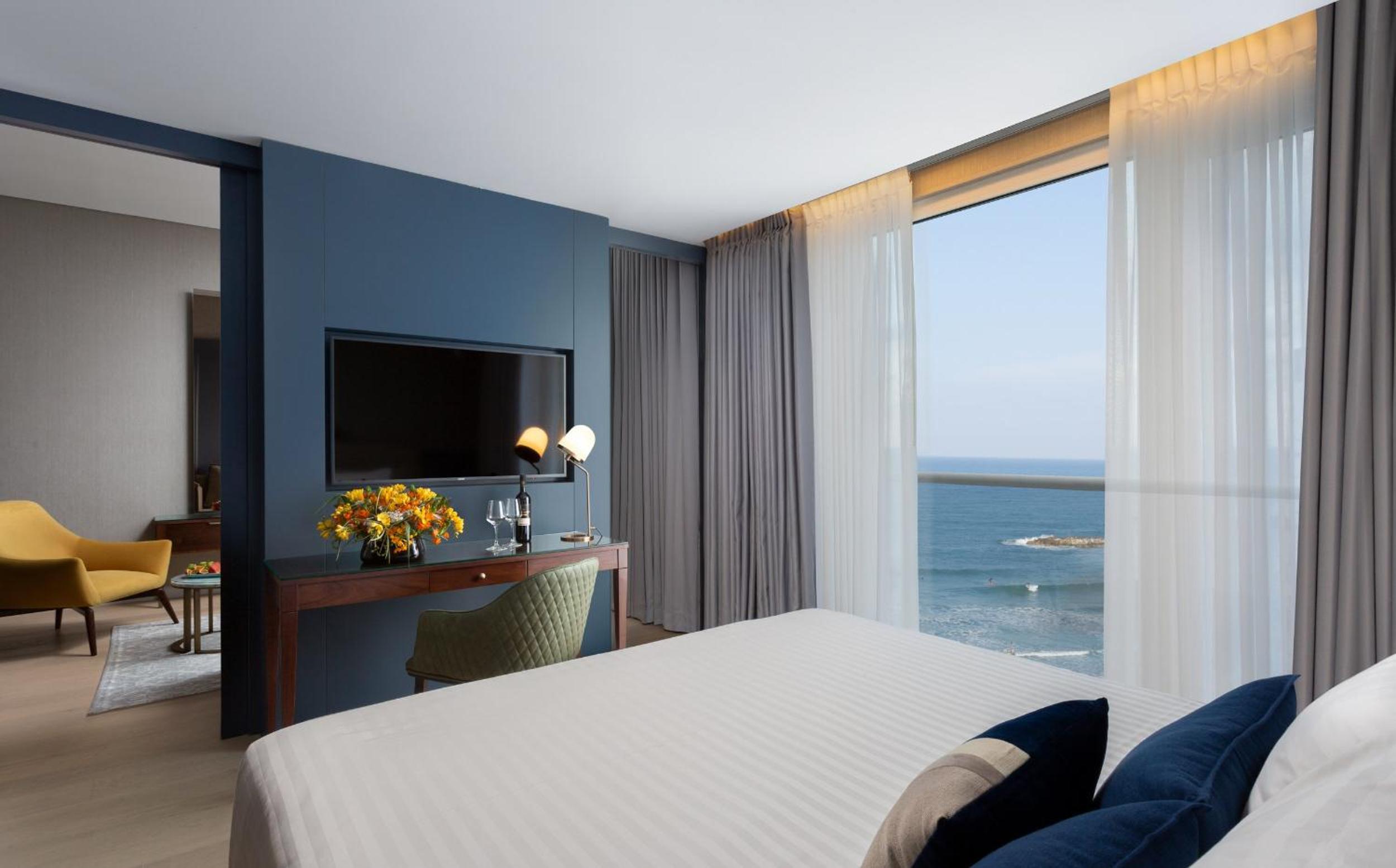 Junior King Suite - Lounge Access - Photo 6