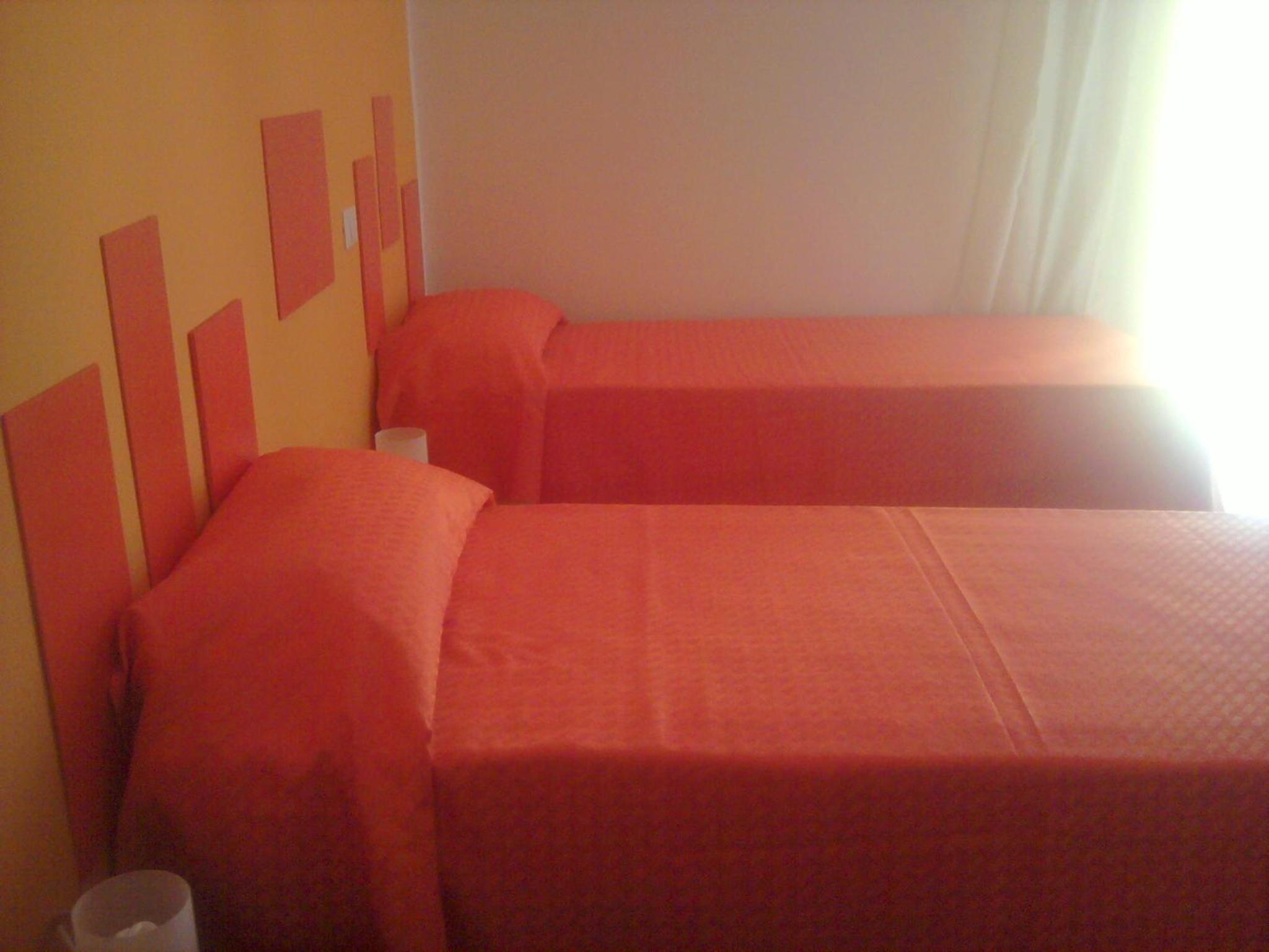 Twin Room with Private Bathroom - Photo 4
