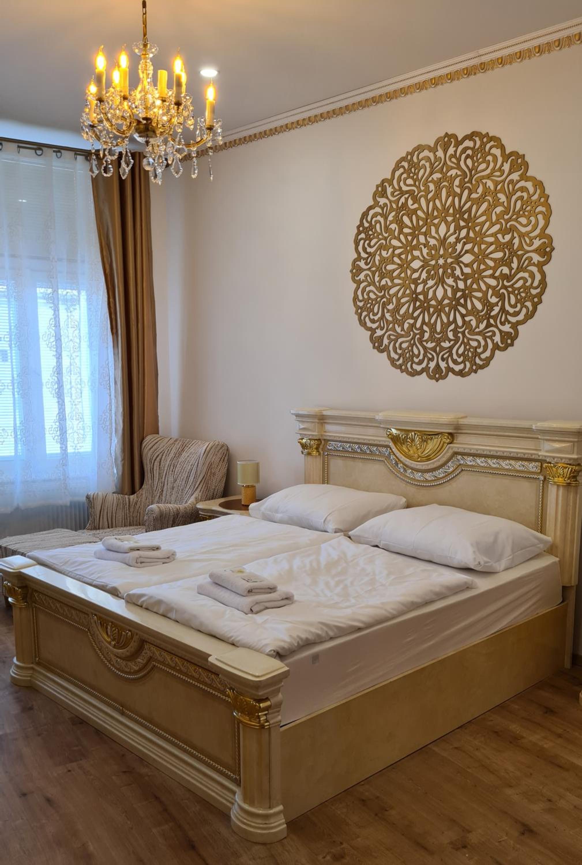 Deluxe King Suite - Photo 2