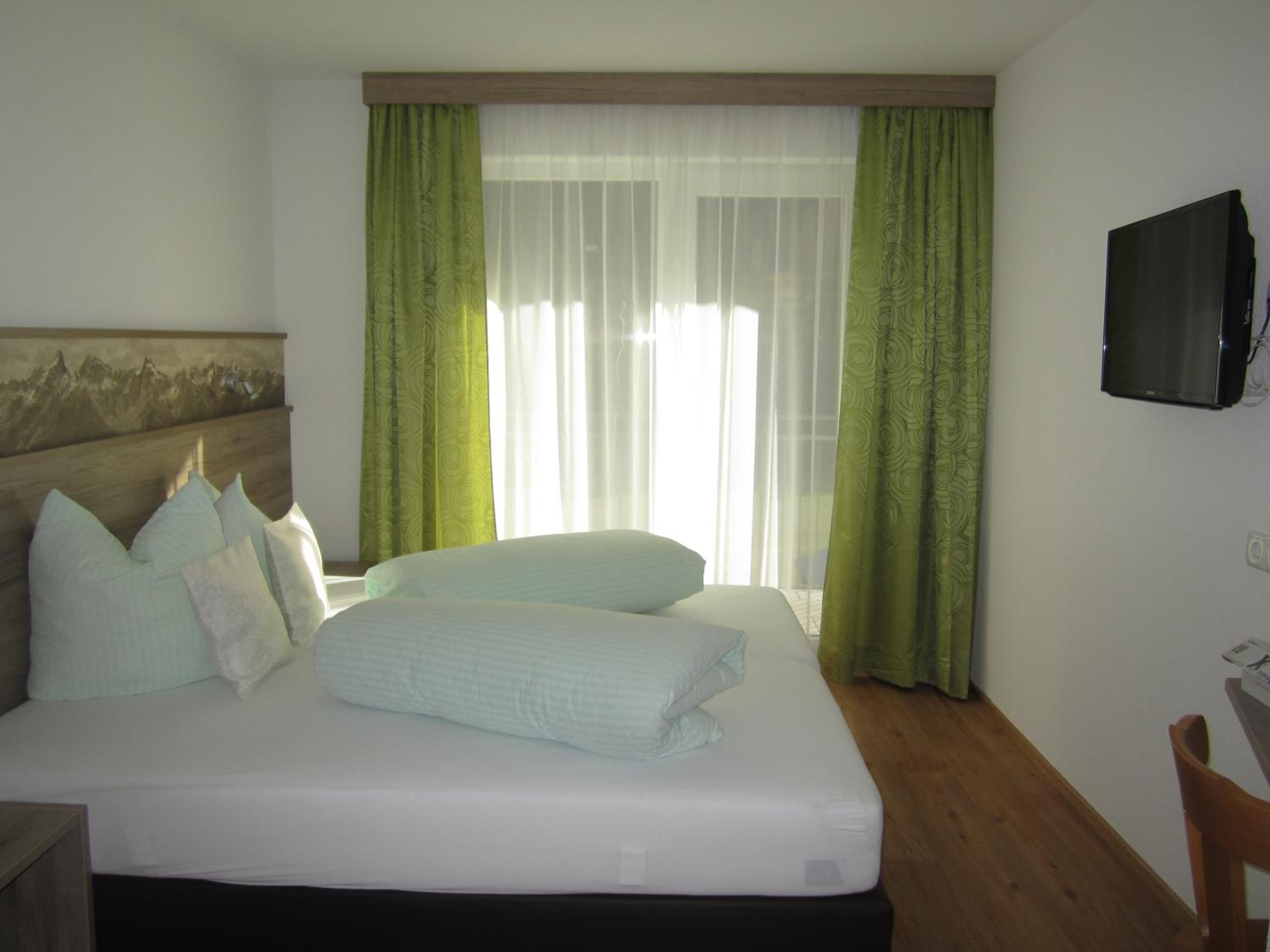 Large Three-Bedroom Apartment with Balcony photo 3