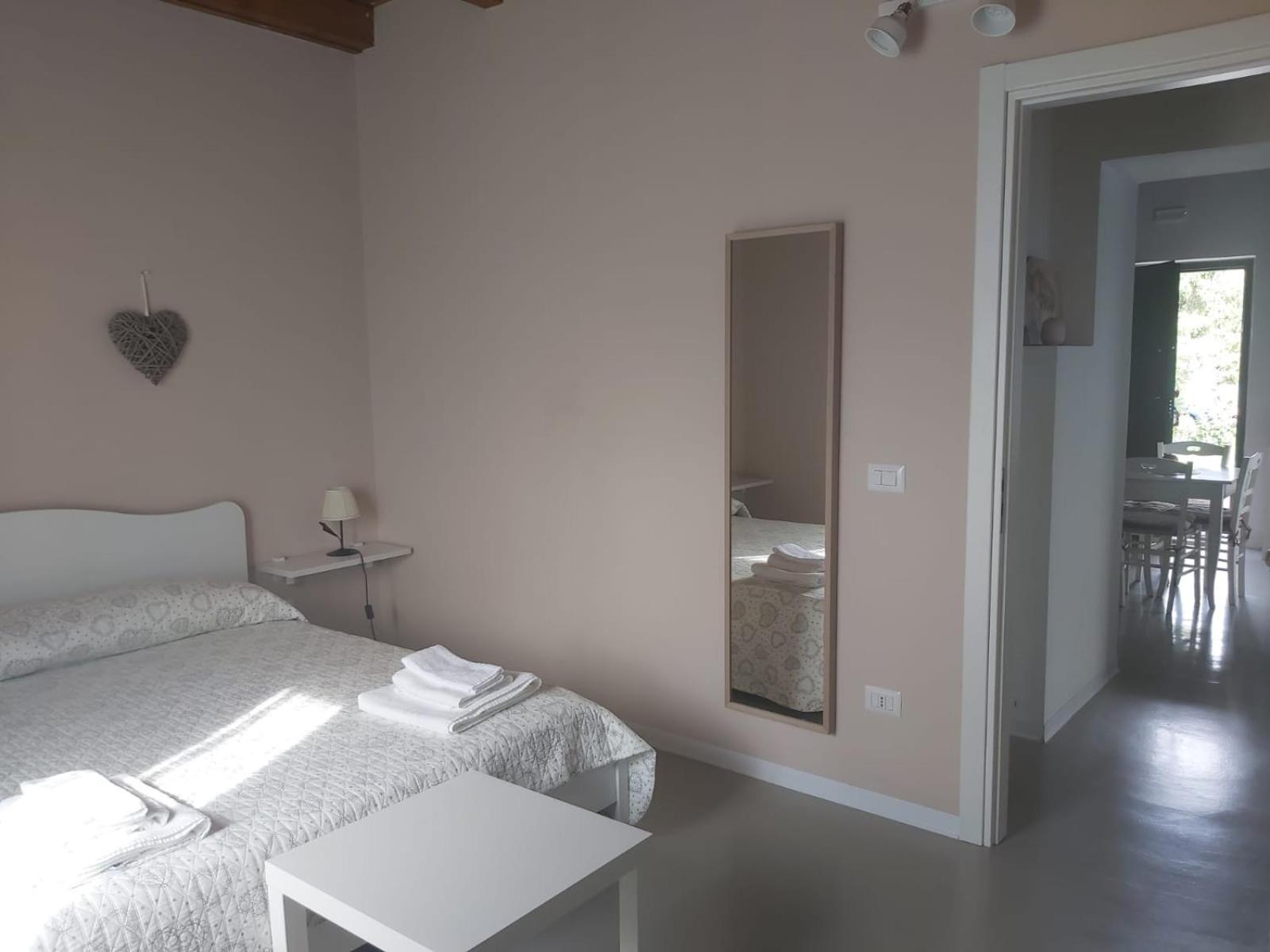 Large Double Room - Photo 4
