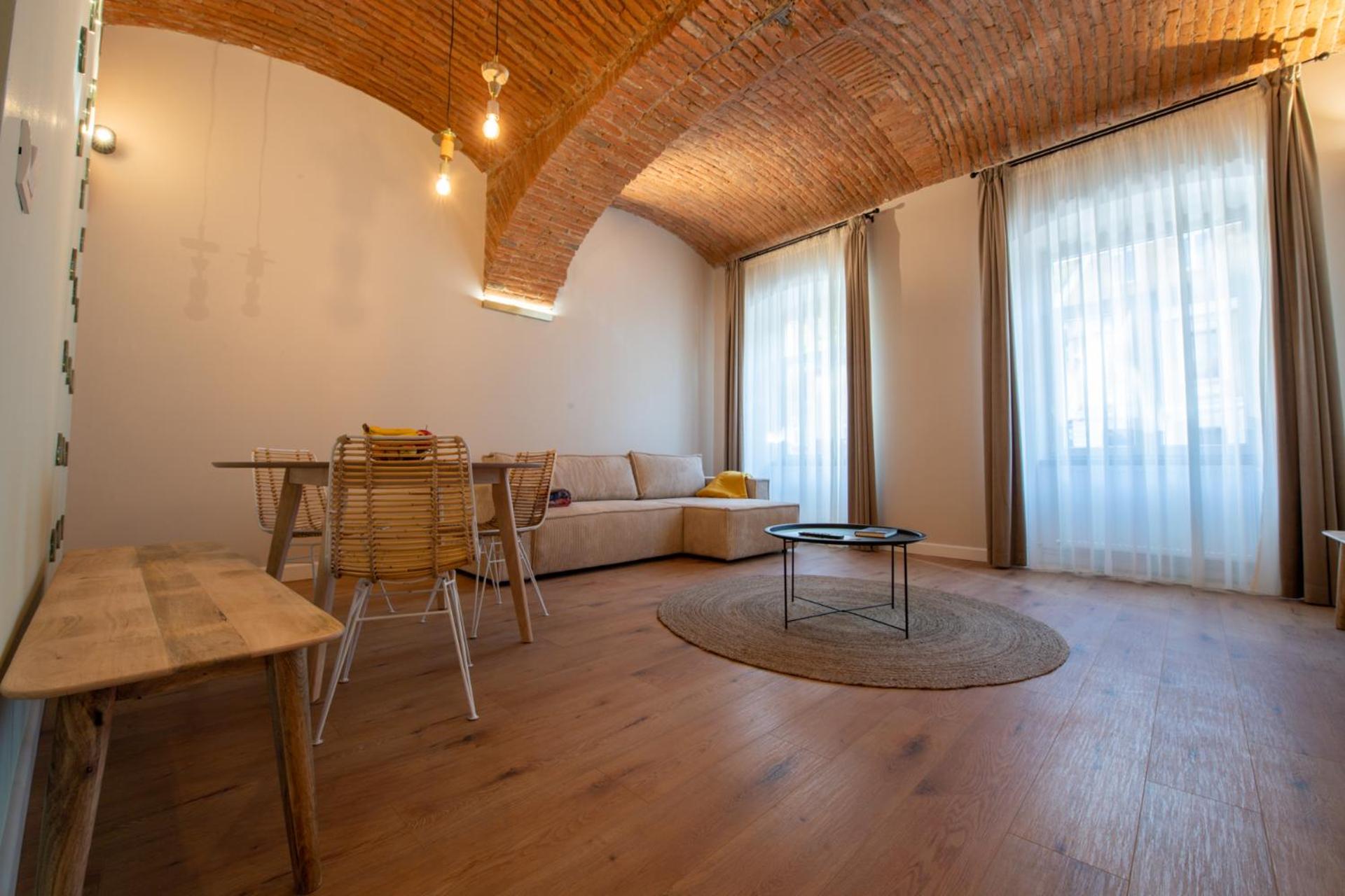 One-Bedroom Apartment - Photo 3