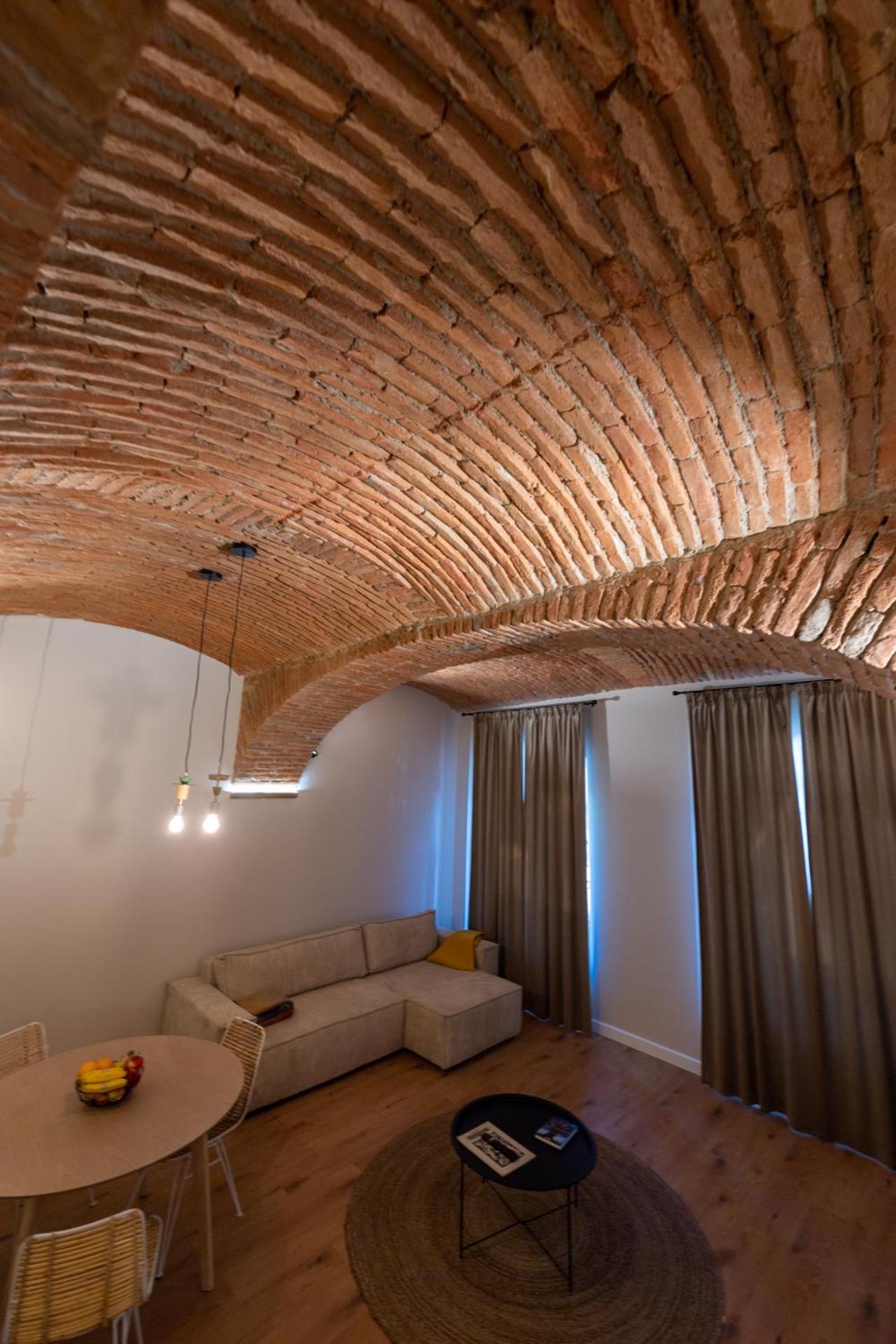 One-Bedroom Apartment - Photo 8