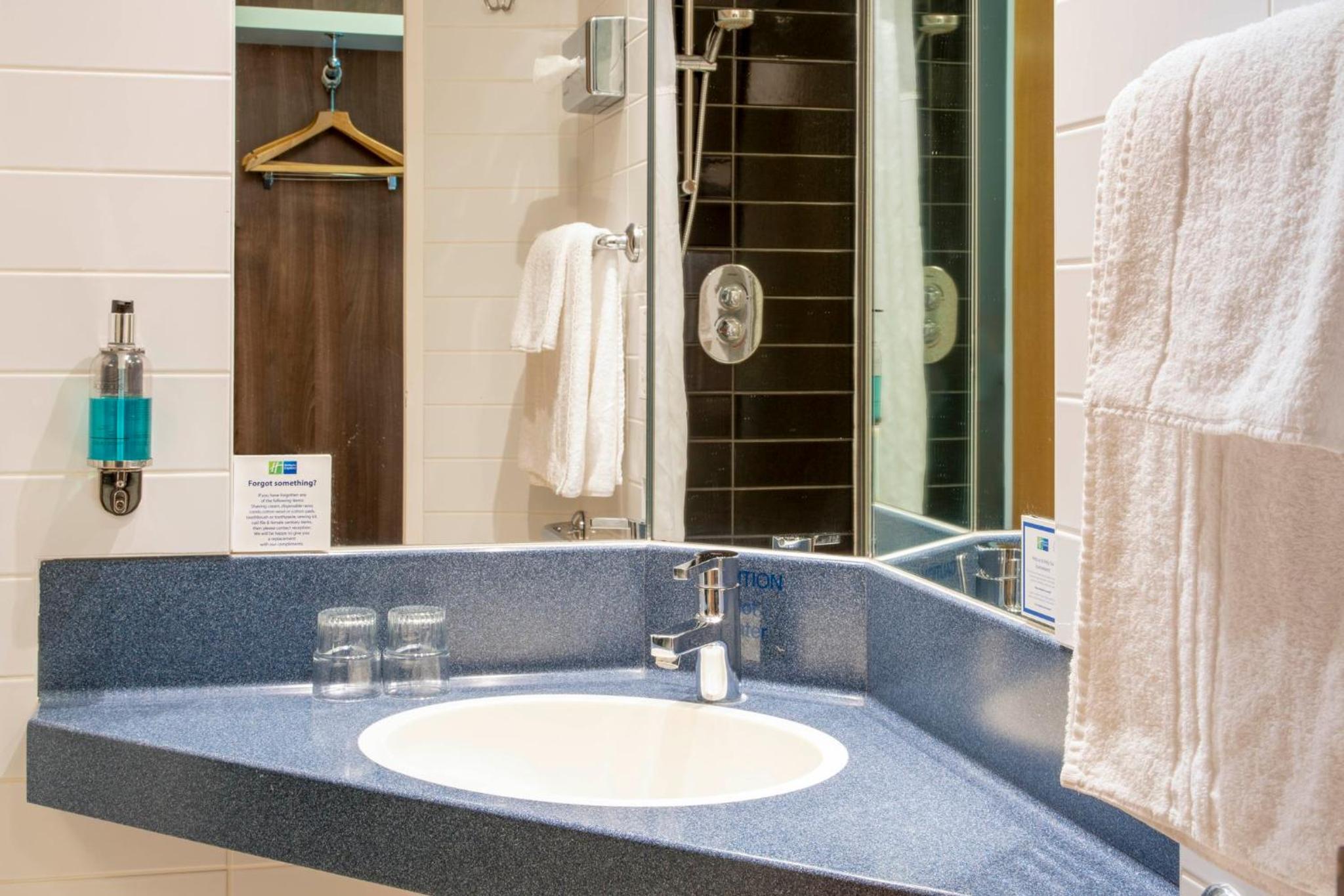 Standard Room with Free Hot Breakfast - Photo 7