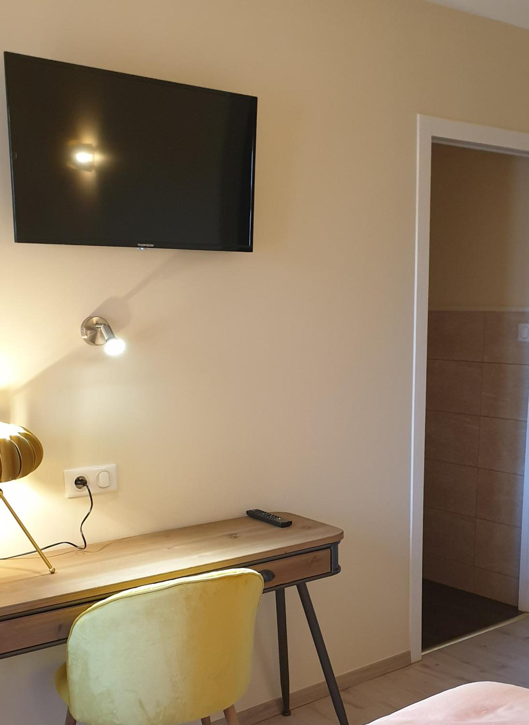 Queen Room - Photo 12
