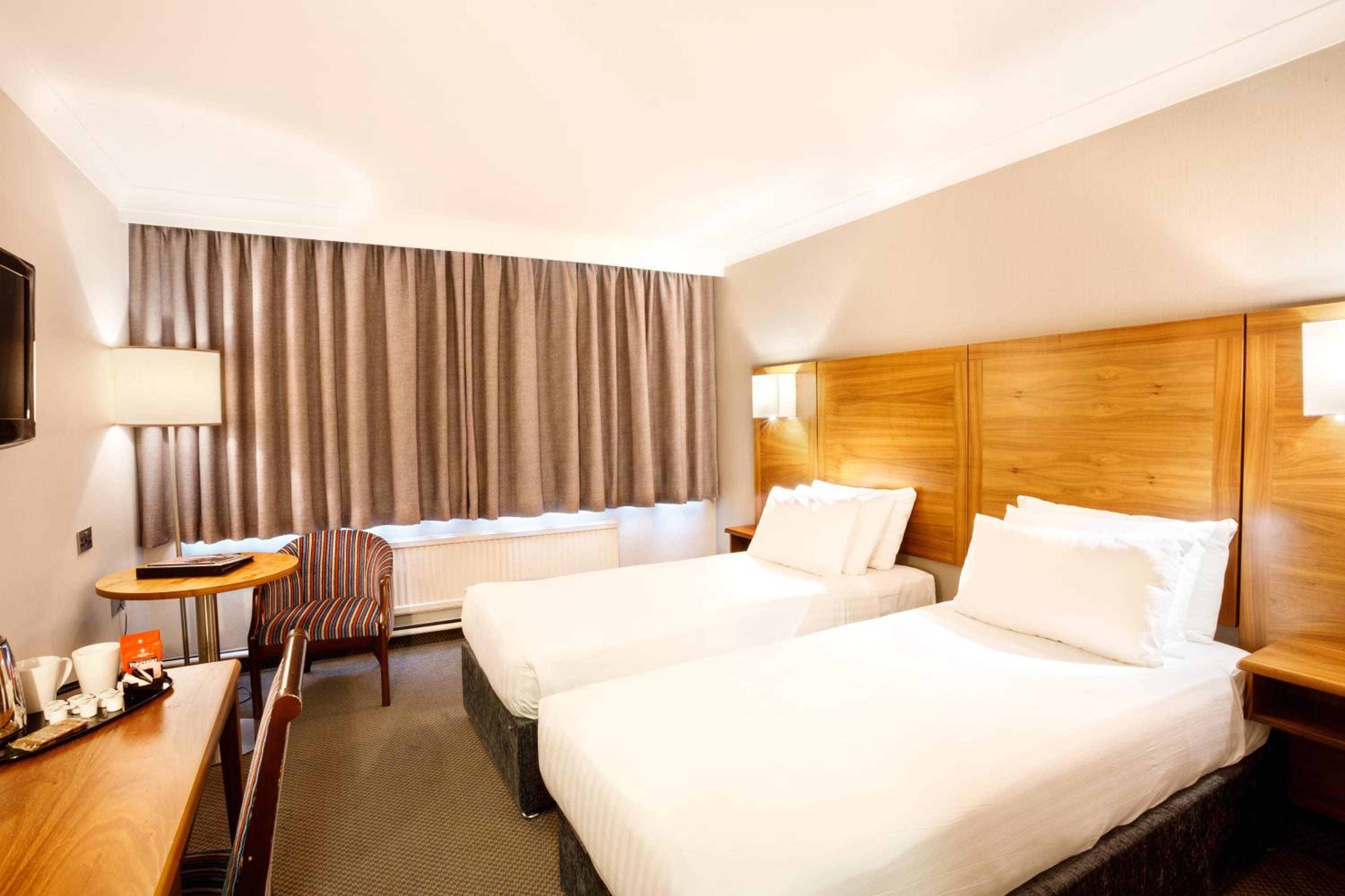 Twin Room - Non-Smoking - Photo 4