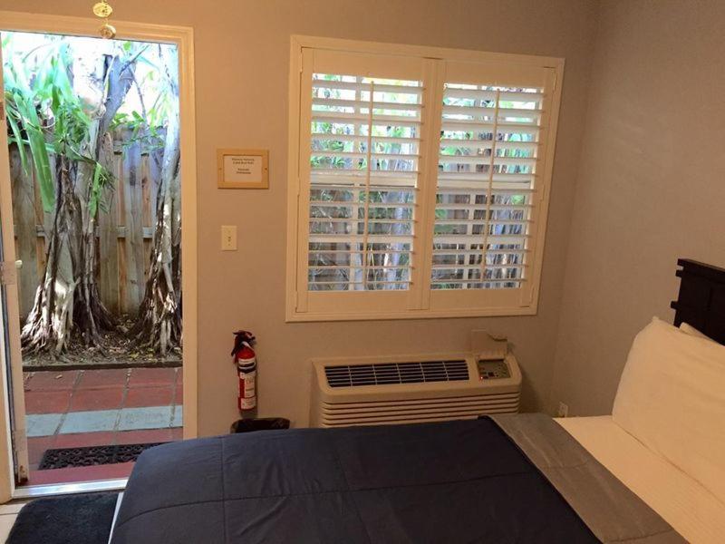 Deluxe Queen Room with Garden View photo 2