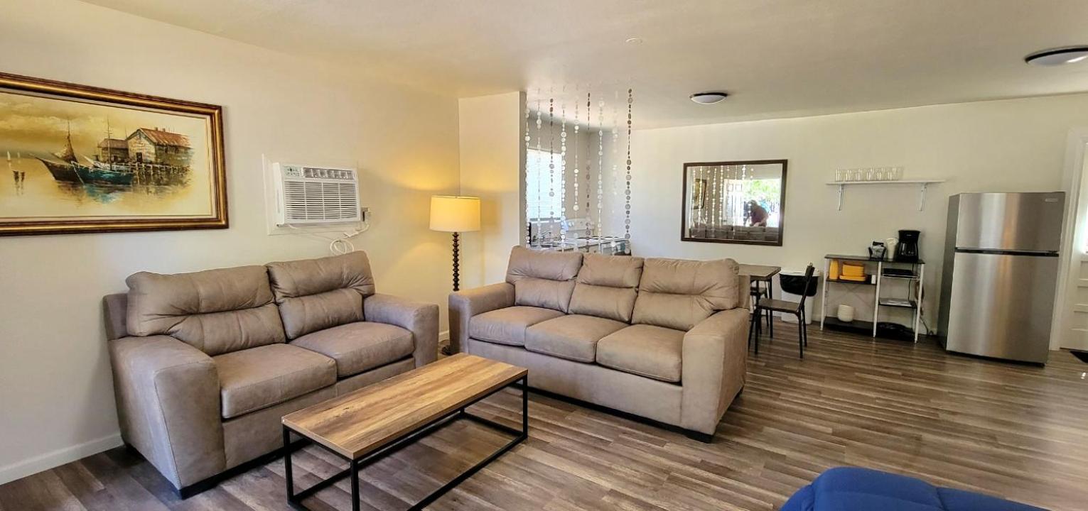 RV Park Location Lake House 1 Bed 1 Bath NO PETS 3 Queen Beds photo 2