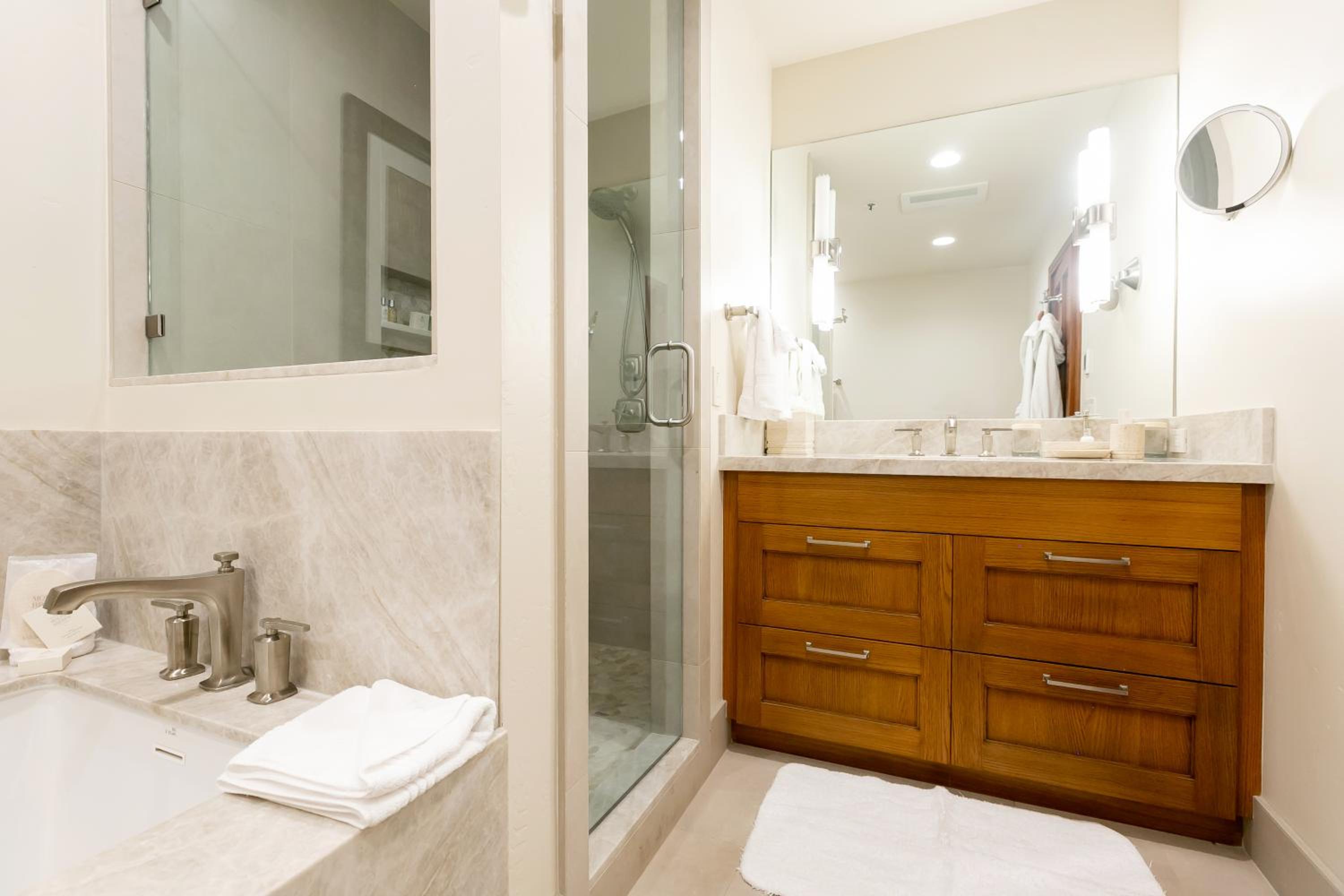Deluxe King Room - Photo 3