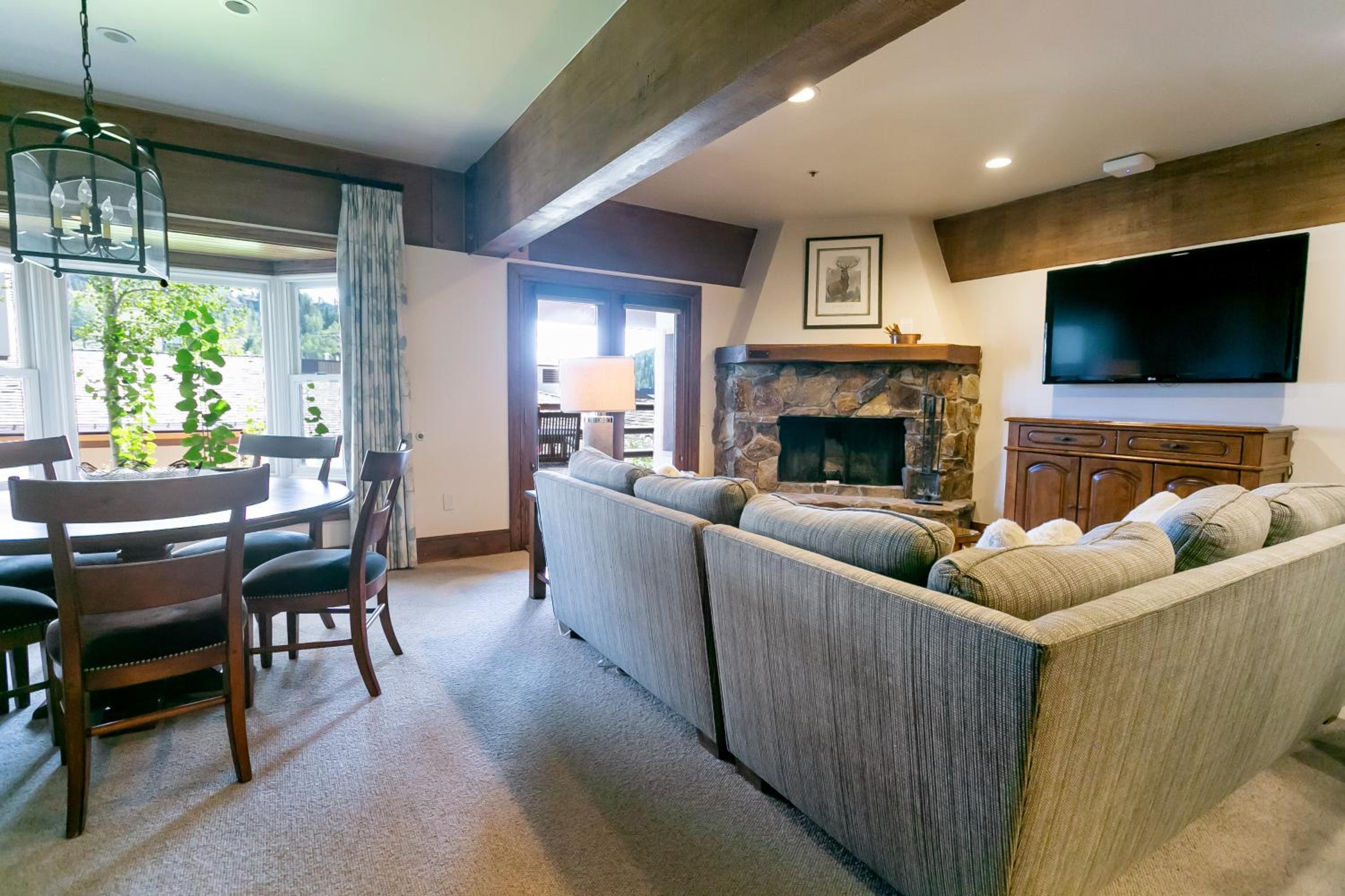 Deluxe One-Bedroom Apartment
