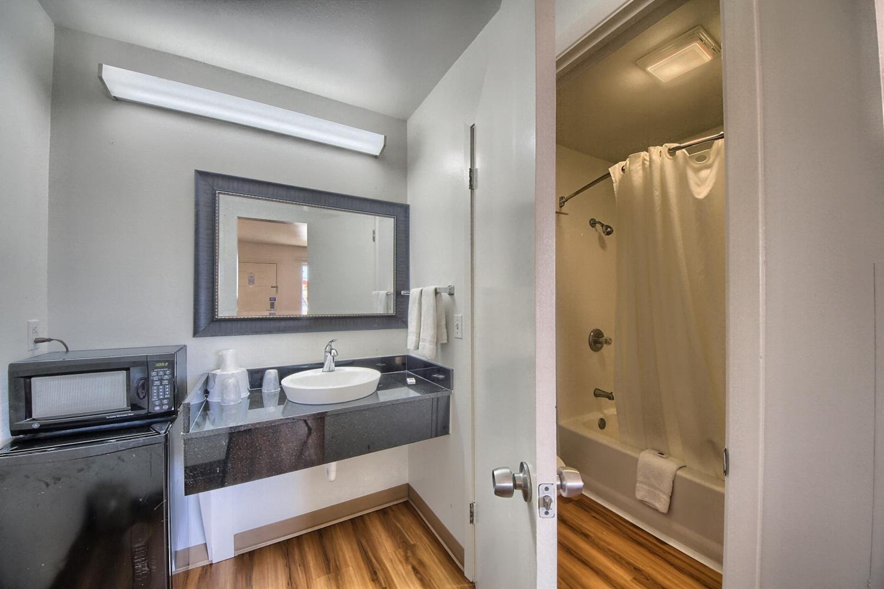 King Room - Disability Access - Non-Smoking photo 1