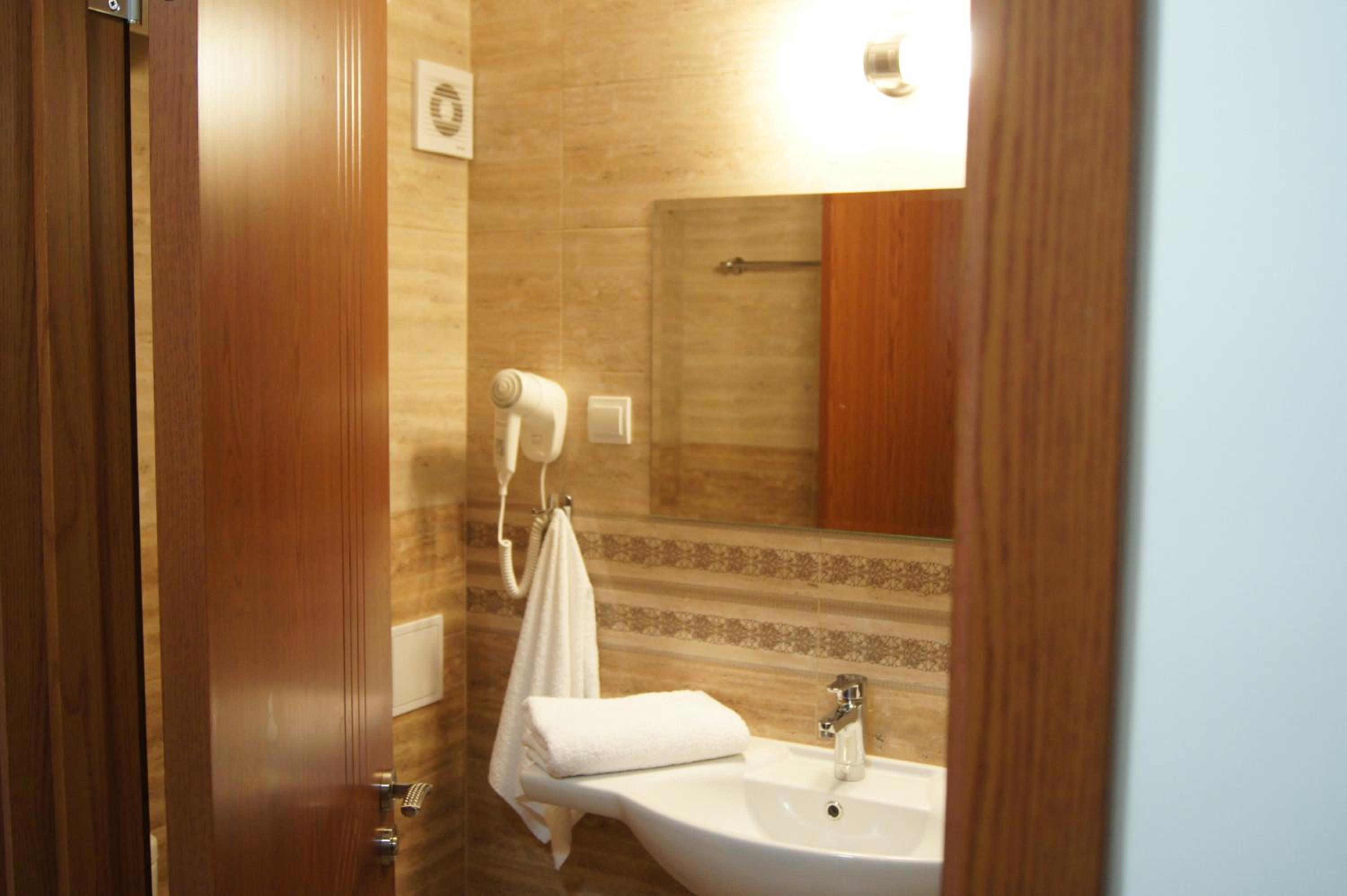 Double or Twin Room with Balcony and Sea View photo 2