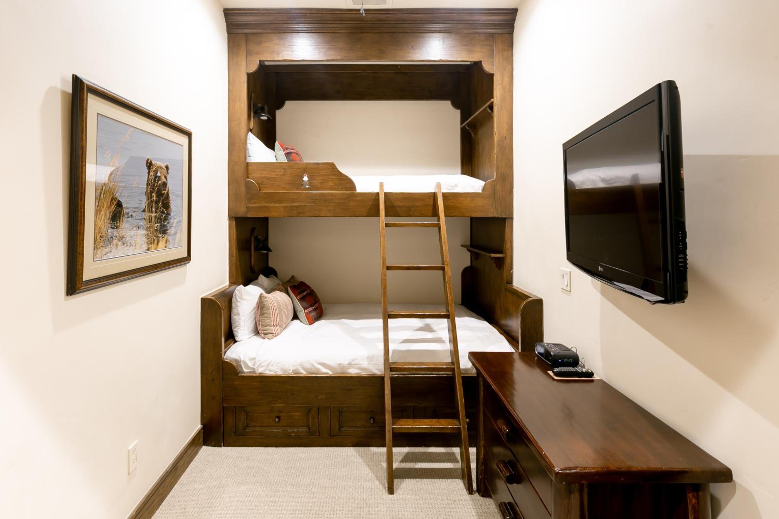 Three-Bedroom Suite - Photo 10