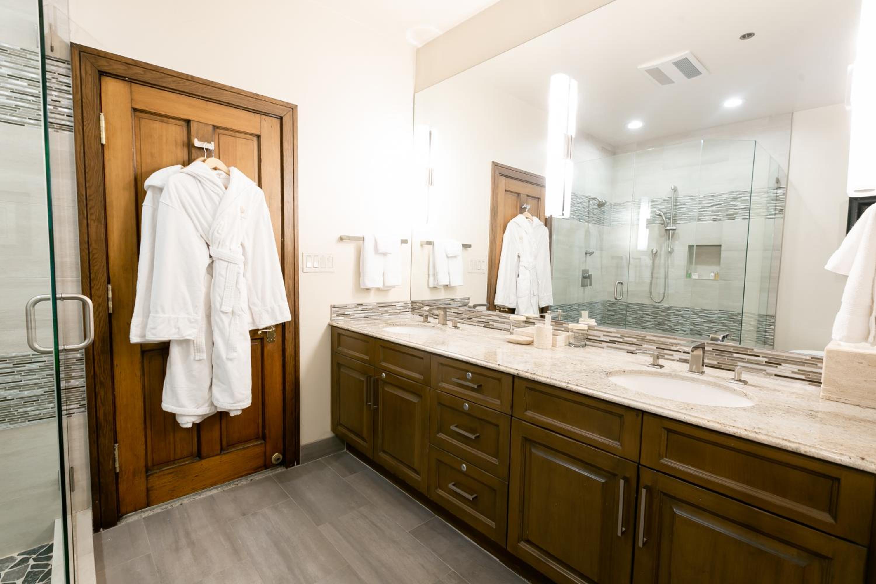 Three-Bedroom Suite - Photo 8