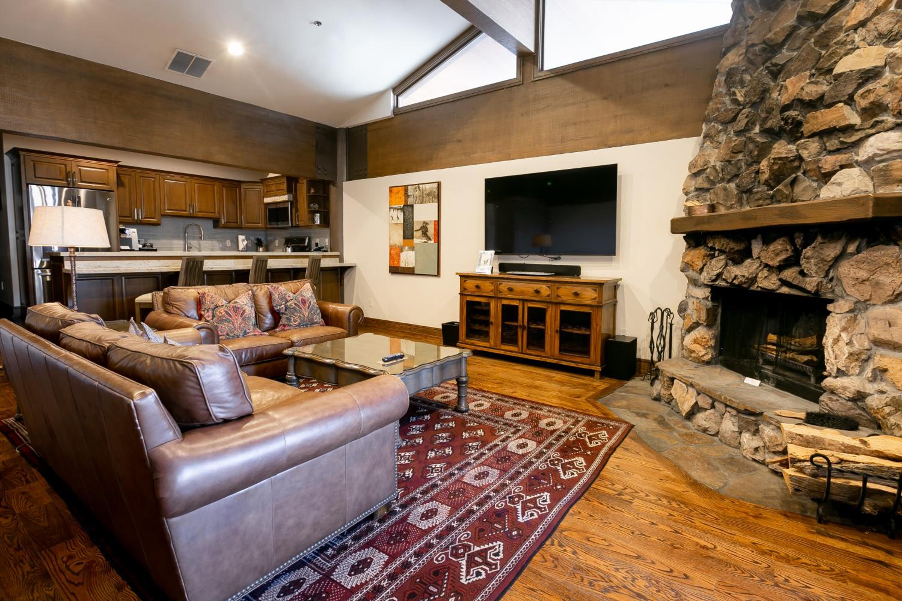Three-Bedroom Suite - Photo 6