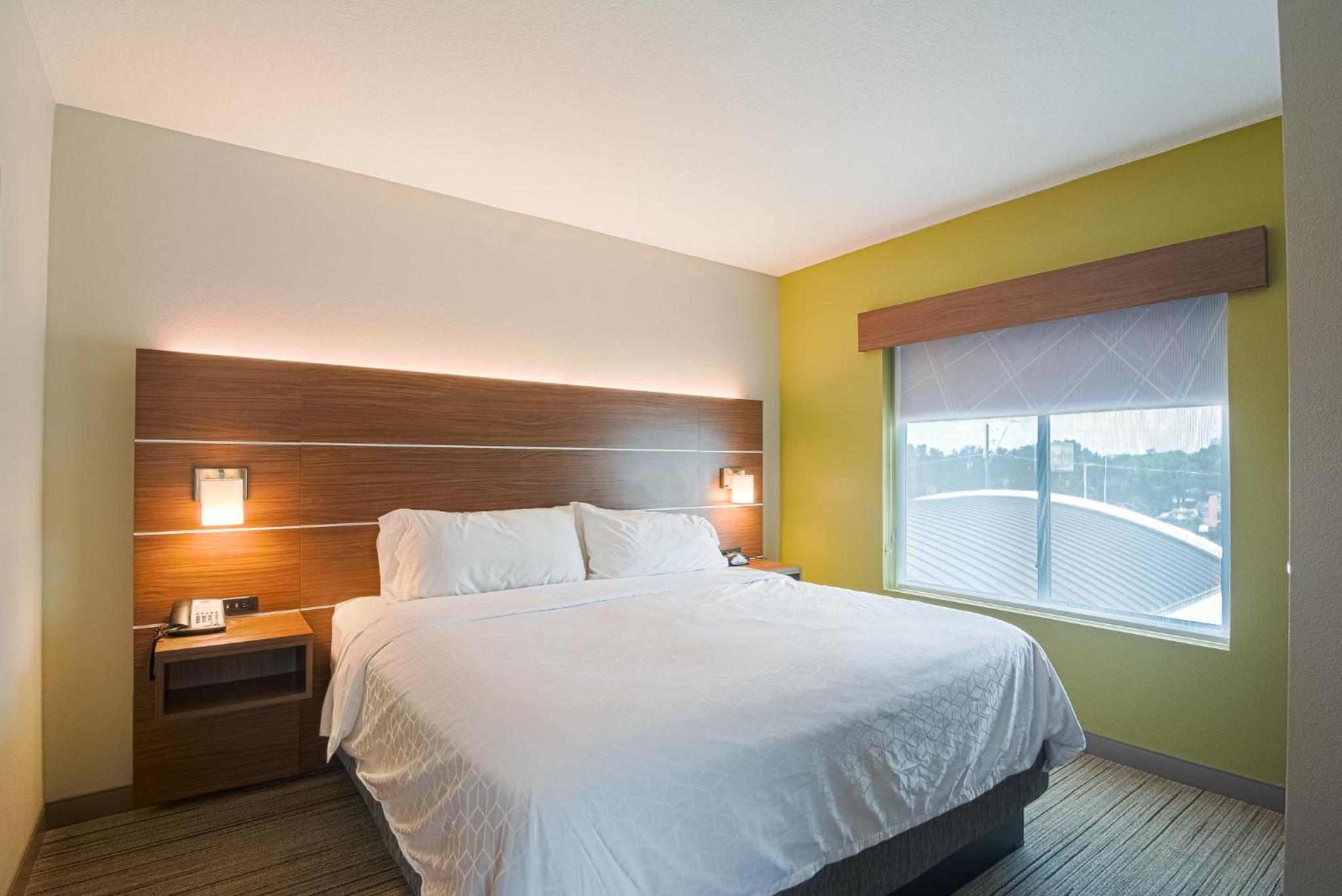 King Room with Two King Beds - Non-Smoking - Photo 4