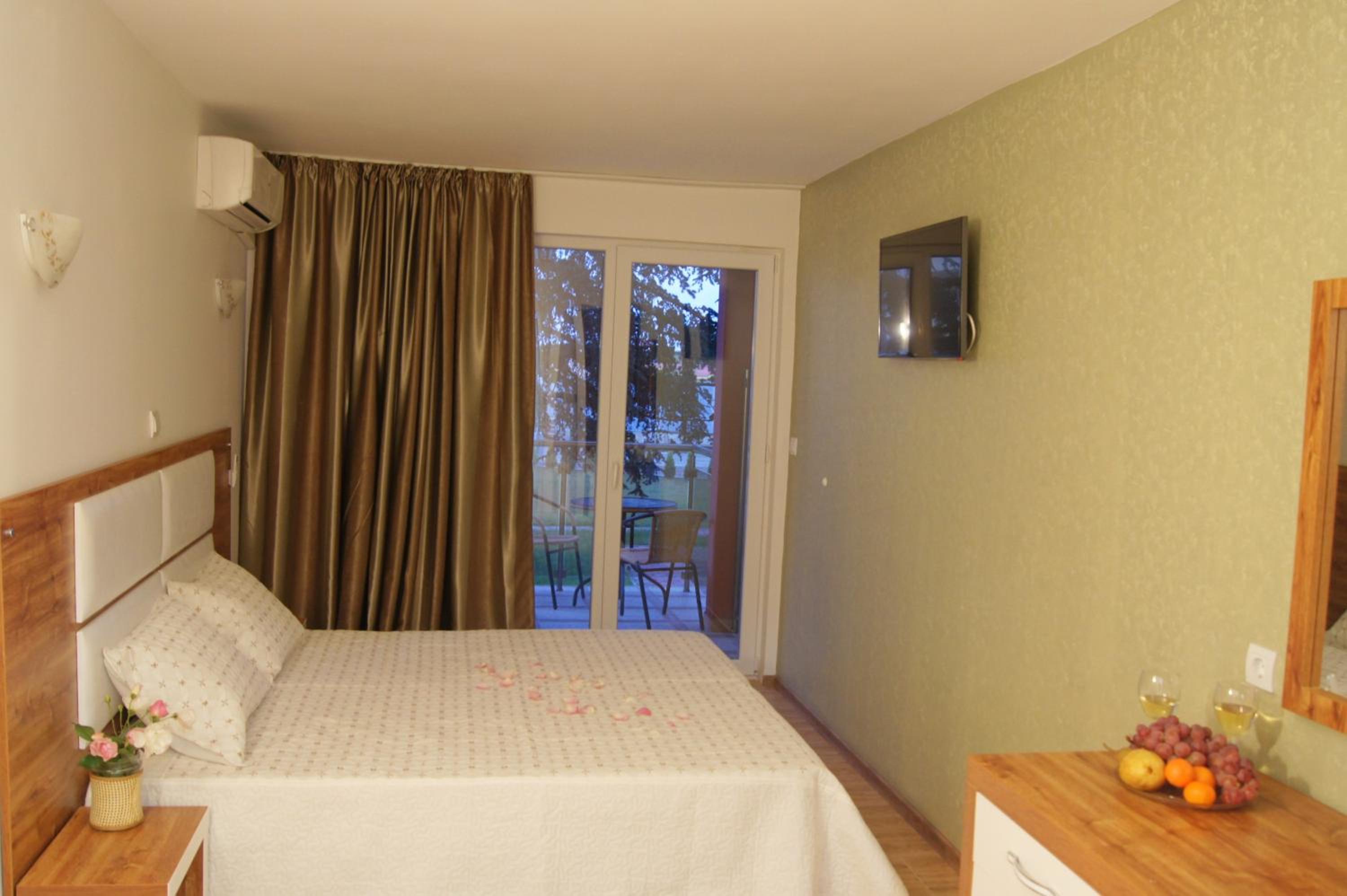 Double or Twin Room with Balcony and Sea View photo 3