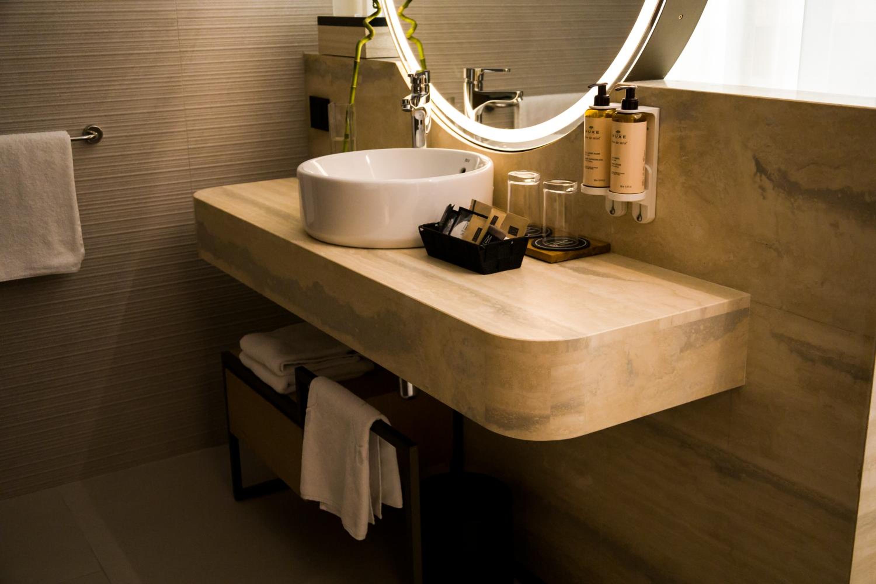 Deluxe King Room with Balcony - Photo 4