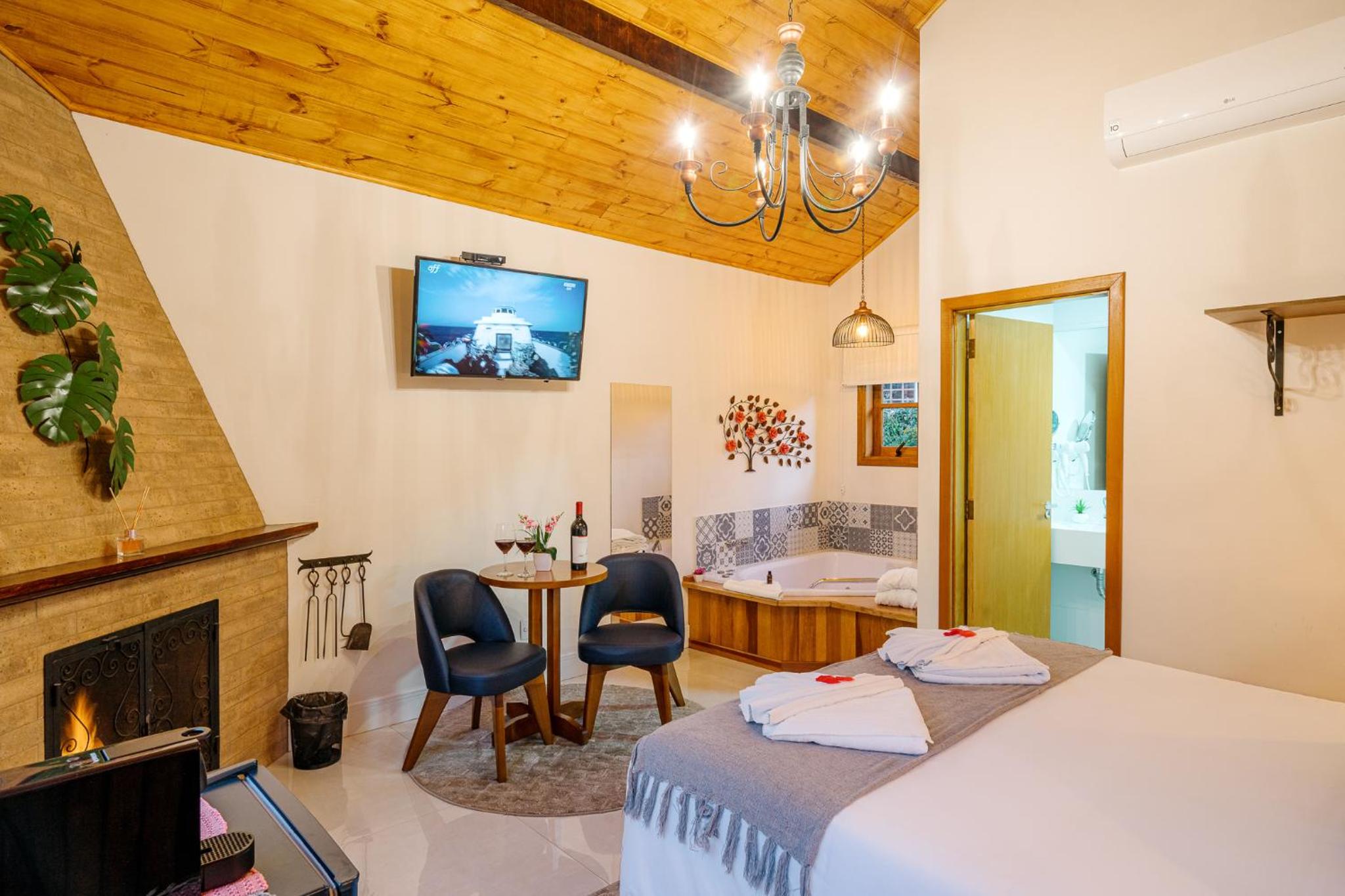 Deluxe Chalet with Spa Bath photo 3