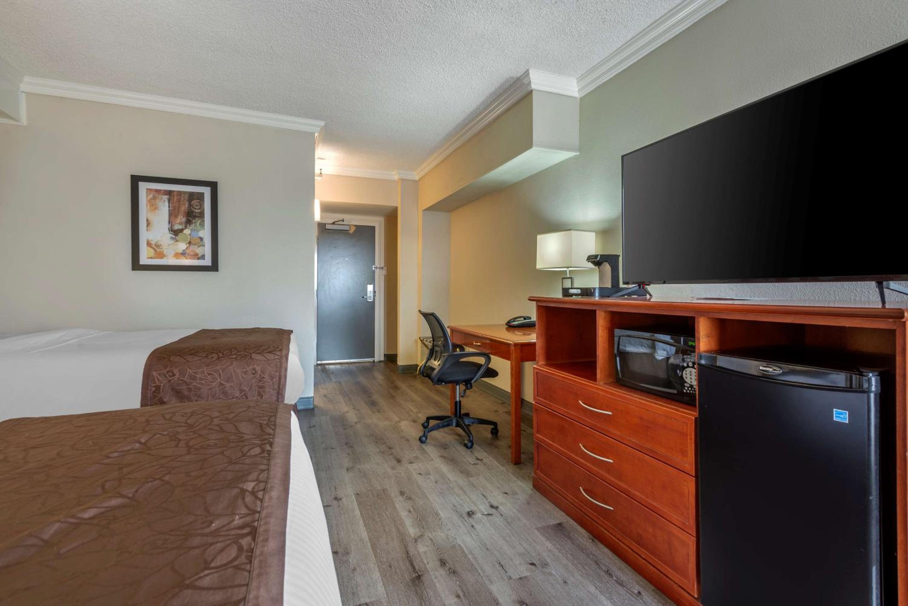 Queen Room With Two Queen Beds With Tub - Disability Accessible photo 2